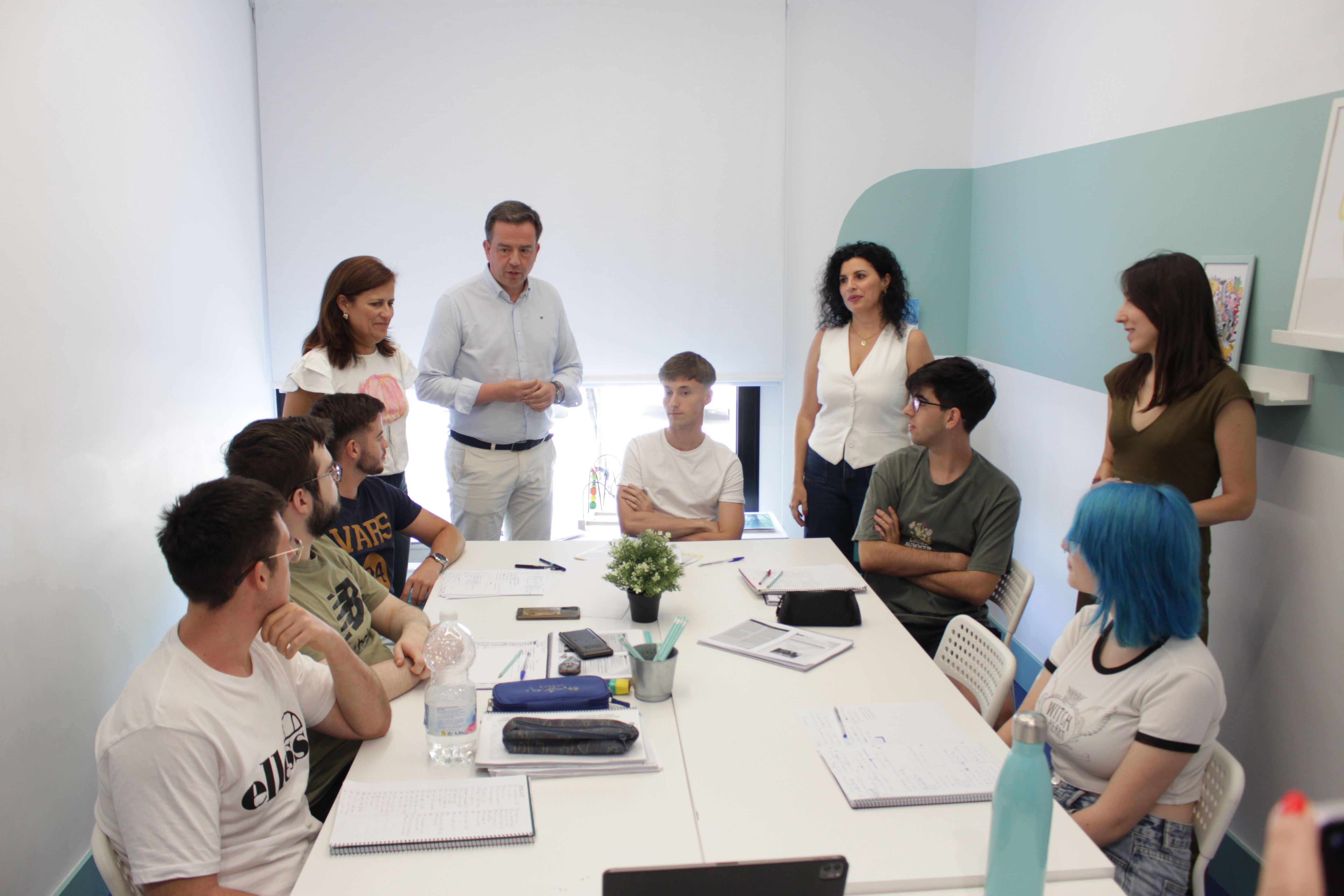 Un momento de la visita del alcalde y la edil de Educación a los cursos intensivos de inglés