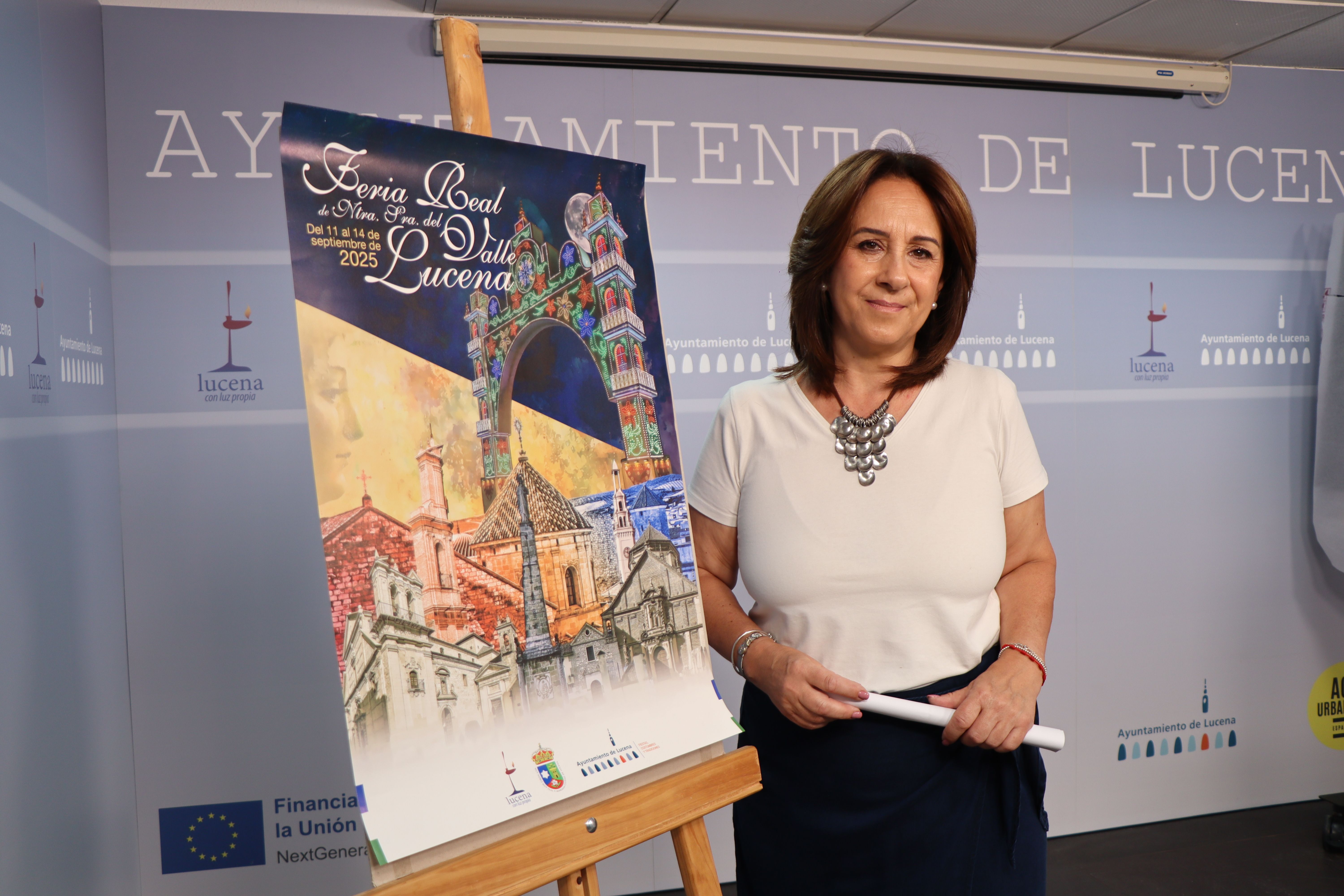 Araceli Rodríguez junto al cartel anunciador de la Feria del Valle 2025