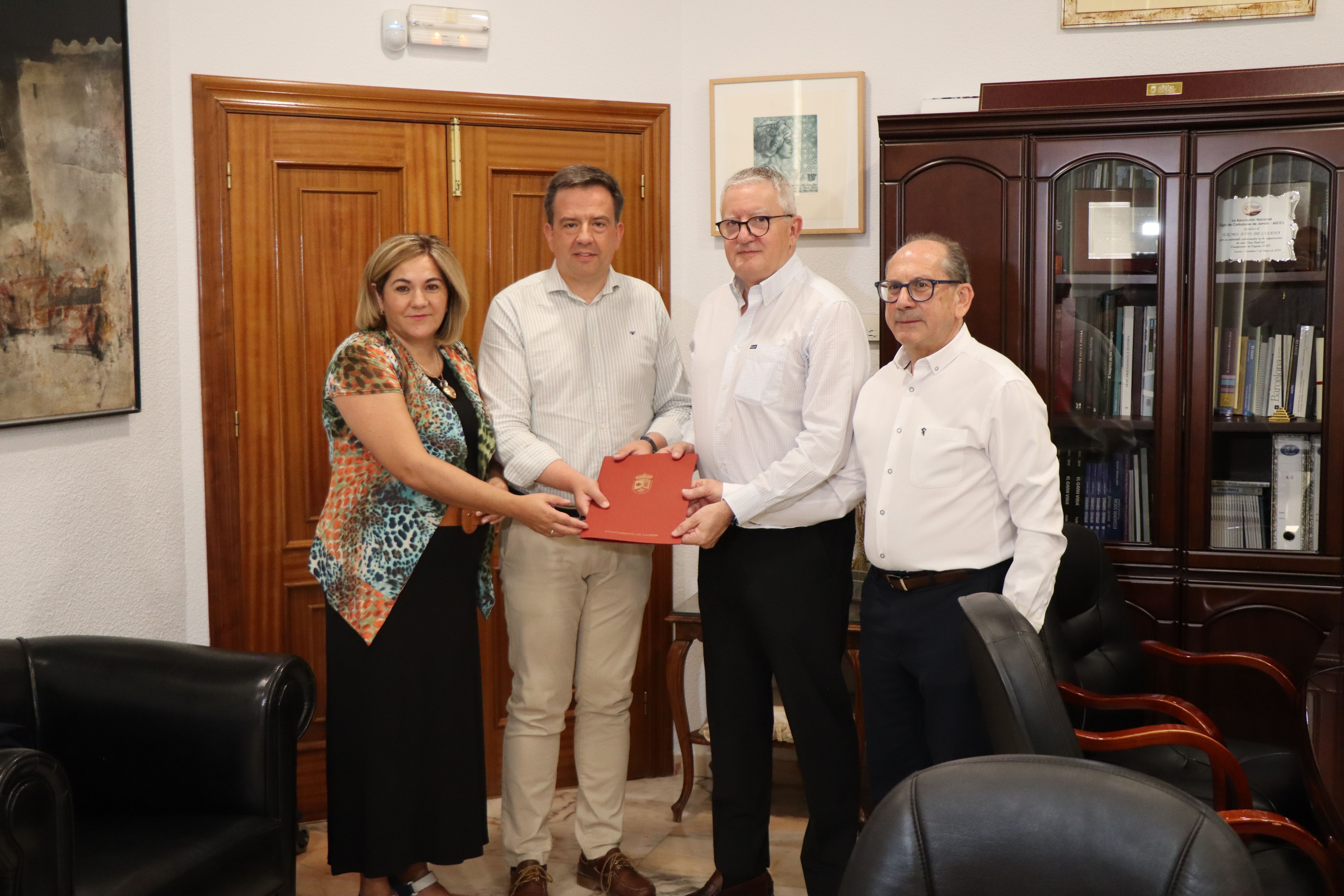 Firma del convenio entre AMALU y el Ayuntamiento de Lucena, esta mañana en el consistorio local