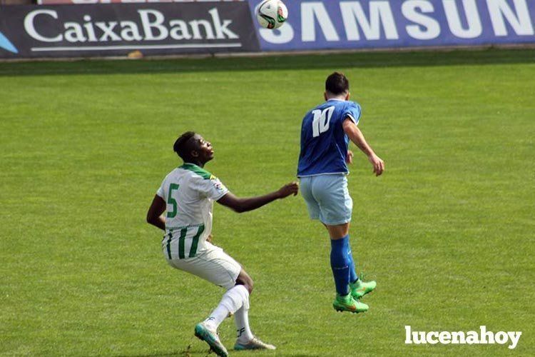  Miki Ruiz cabecea un balón en El Arcángel. 