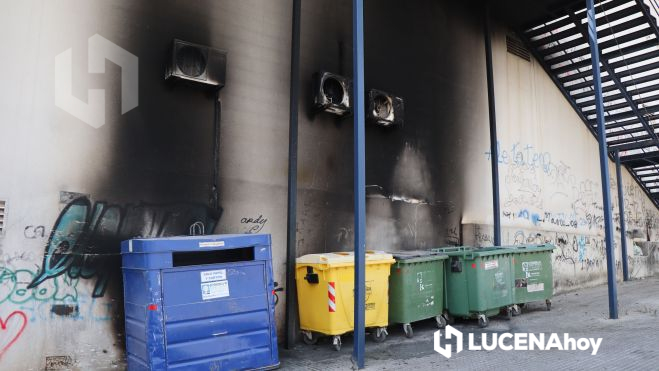 Epremasa repuso ayer los contenedores quemados una noche antes en la zona trasera de los cines, junto al cauce del río Lucena. En la pared puede observarse el rastro del incendio Epremasa repuso ayer los contenedores quemados una noche antes en la zona trasera de los cines, junto al cauce del río Lucena. En la pared puede observarse el rastro del incendio