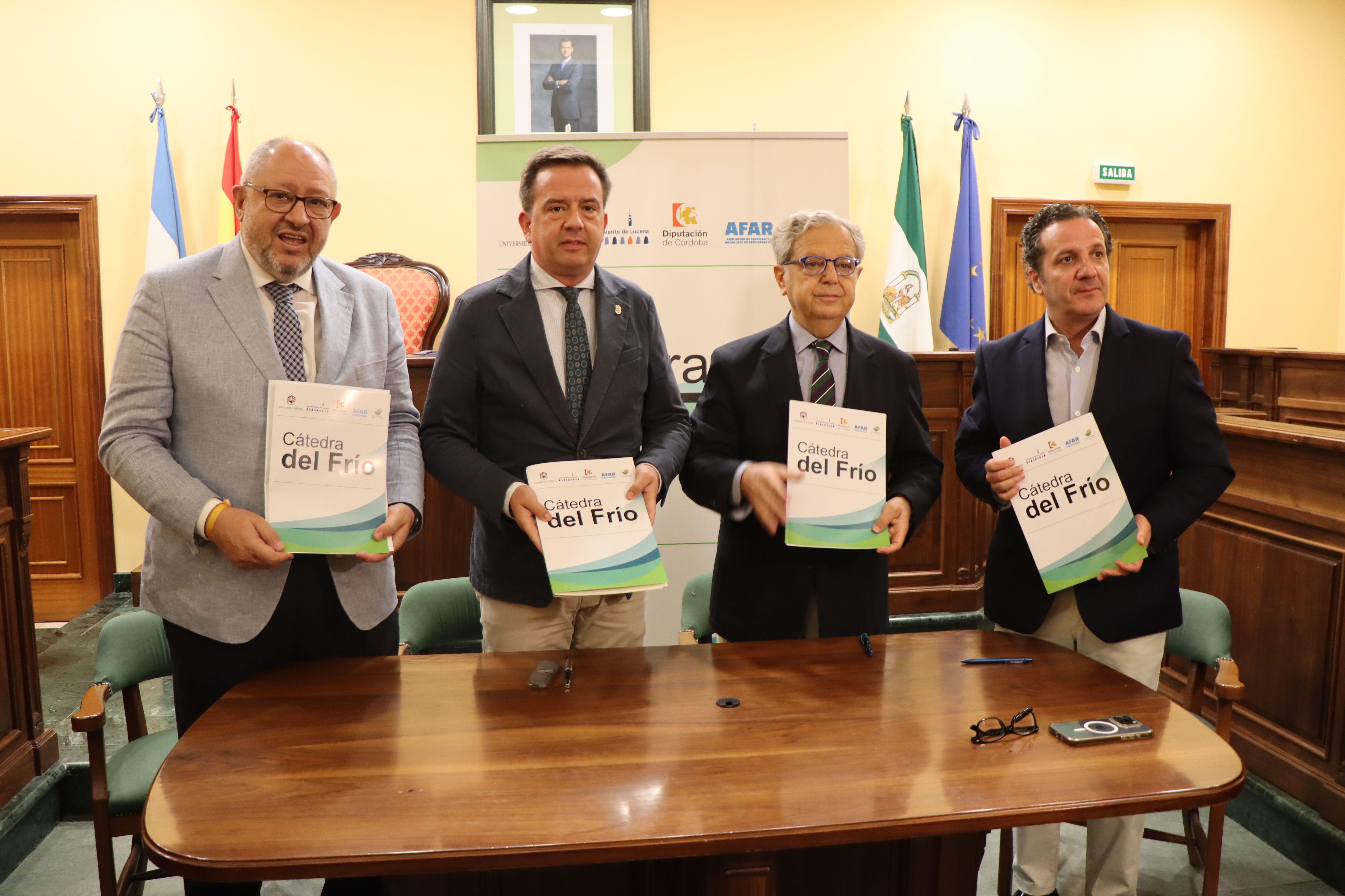 Un momento de la firma del acuerdo de creación de la Cátedra del Frío