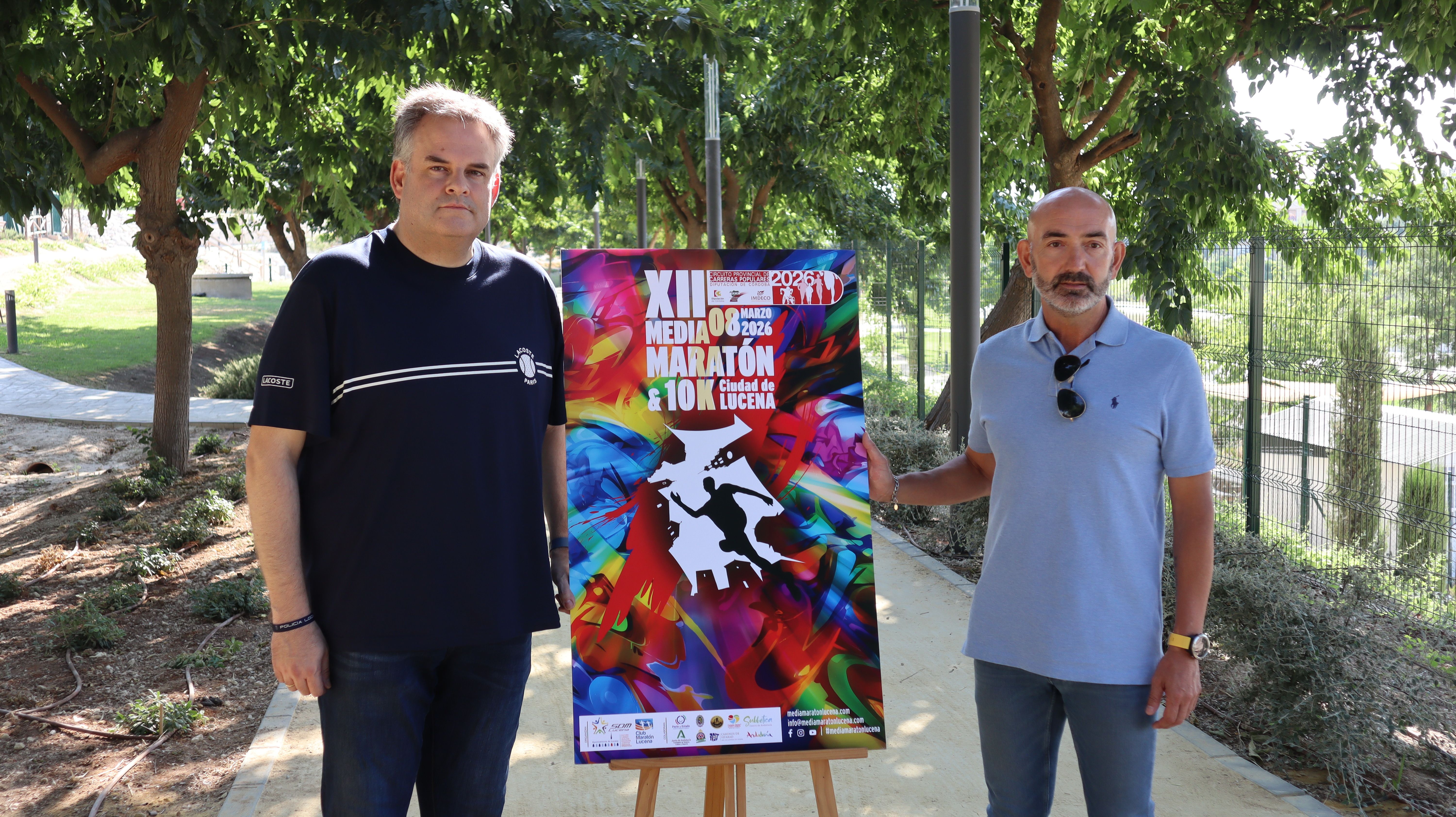 El concejal de Deportes del Ayto. de Lucena, Ángel Novillo; y el presidente del Club Maratón Lucena y coordinador técnico de la prueba, Pedro Díaz; durante la presentación celebrada en el Parque Europa