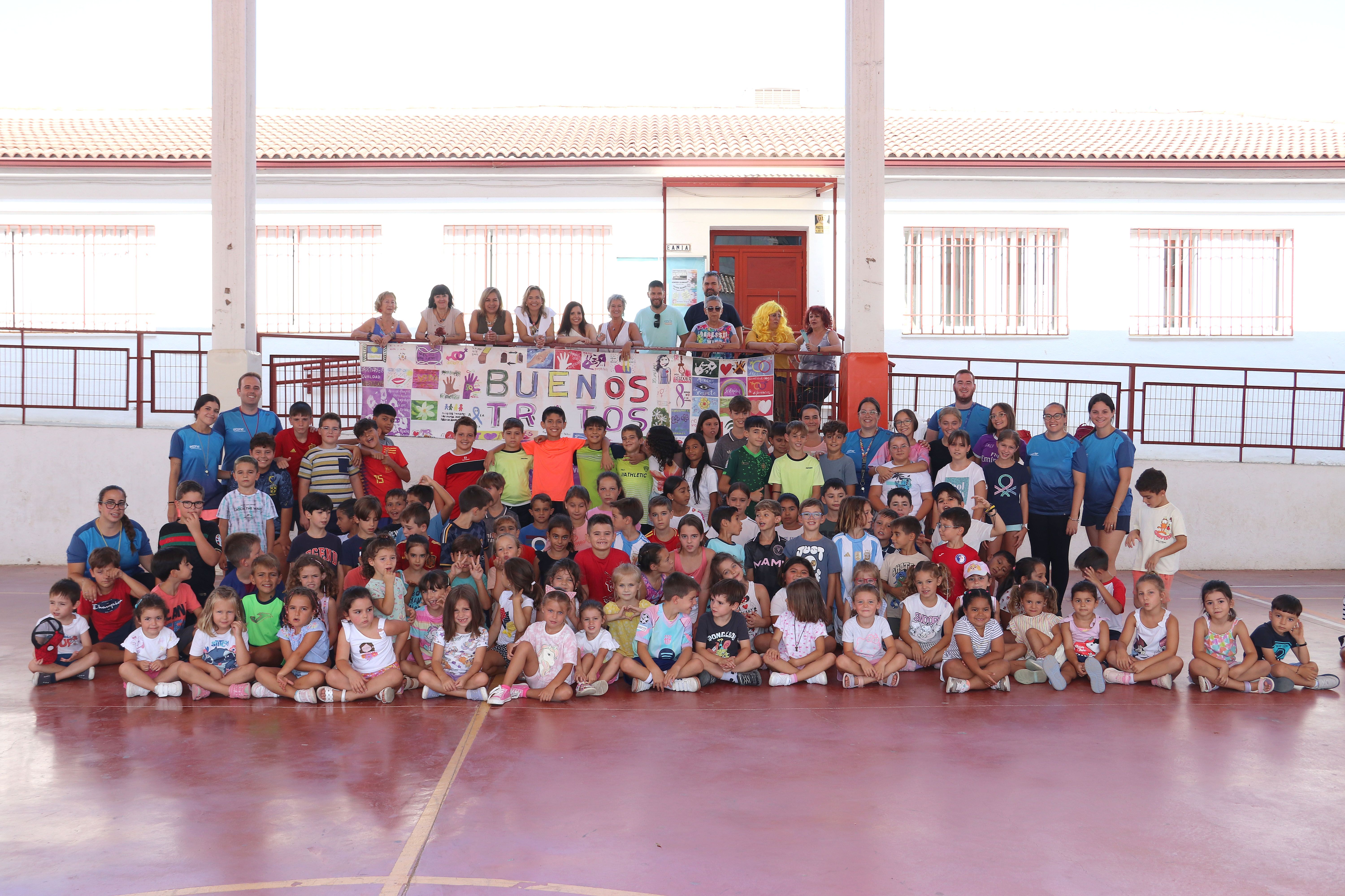 Autoridades y niños participantes en las instalaciones del colegio El Valle