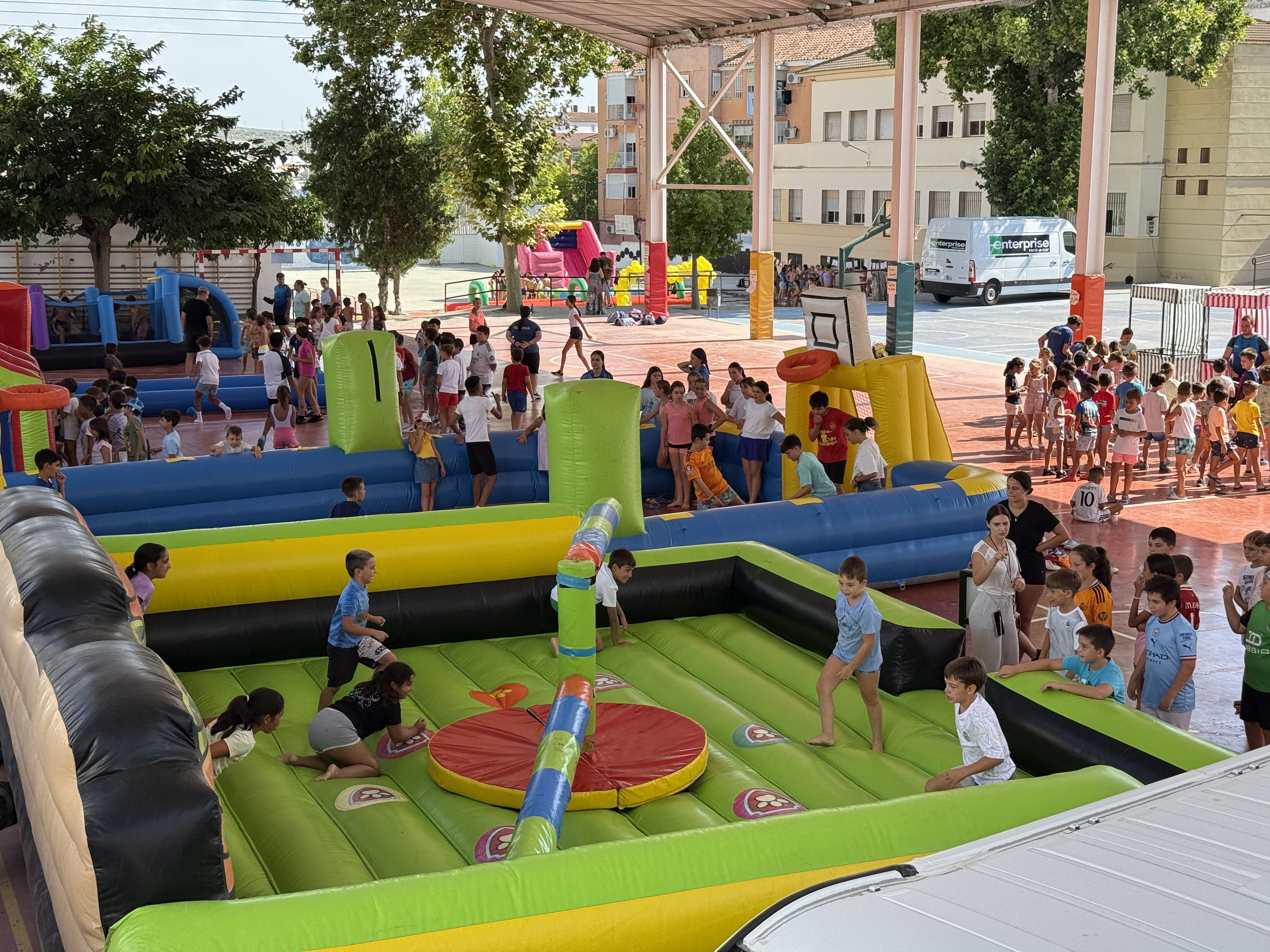 El CEIP El Valle ha acogido la gran fiesta de verano con la participación de cientos de escolares procedentes de todas las ludotecas del municipio