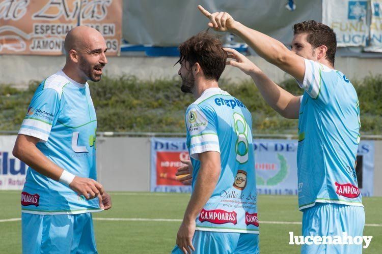  Los jugadores del Ciudad de Lucena celebran el tanto de Santacruz. SERGIO RODRÍGUEZ 