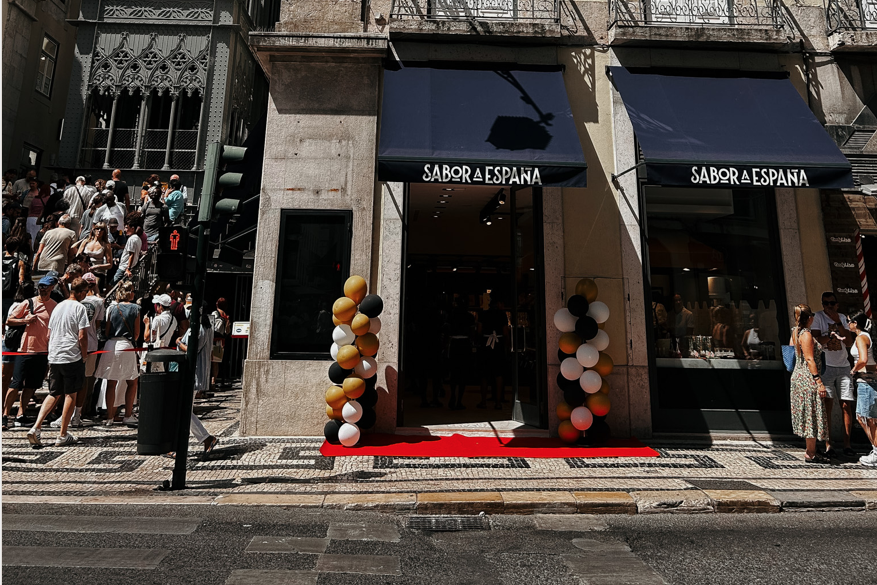 Nueva tienda de Sabor a España en Lisboa, junto al elevador de Santa Justa, uno de los grandes atractivos de la capital portuguesa