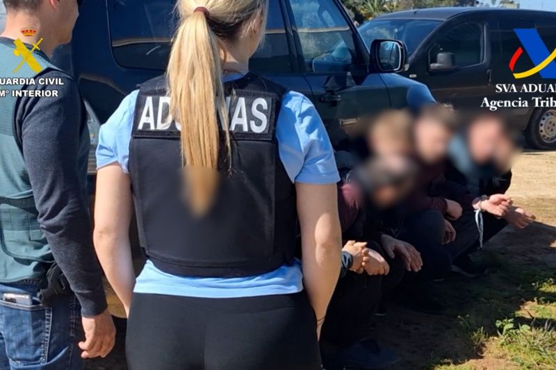 Agentes de la Guardia Civil junto a algunas de las personas investigadas