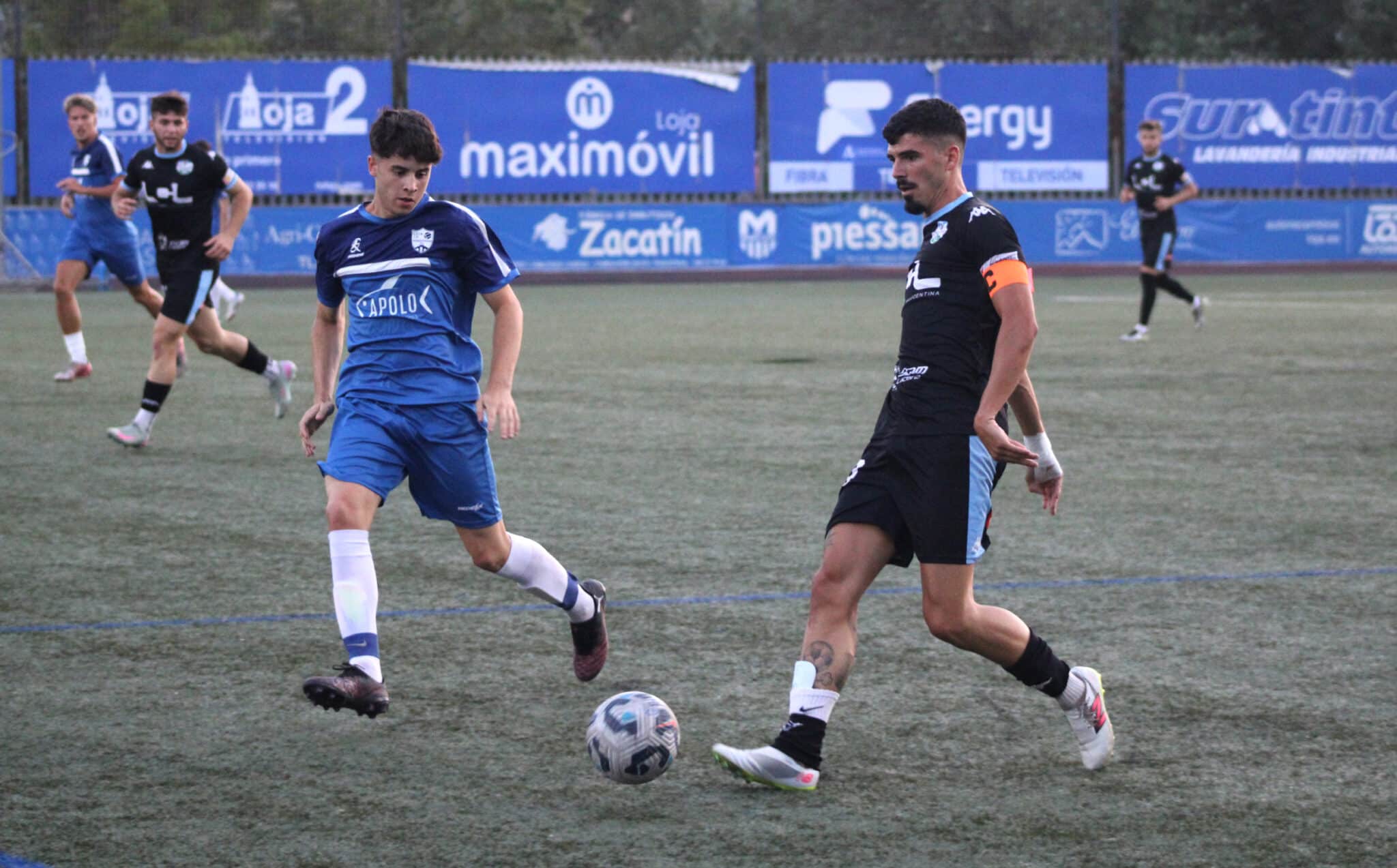 Un momento del partido entre Loja CD y Ciudad de Lucena. Foto: Paco Castillo. El Corto de Loja