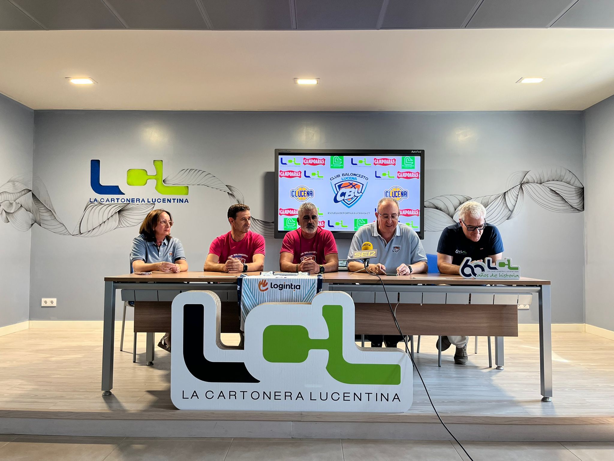 Un momento de la presentación del nuevo entrenador
