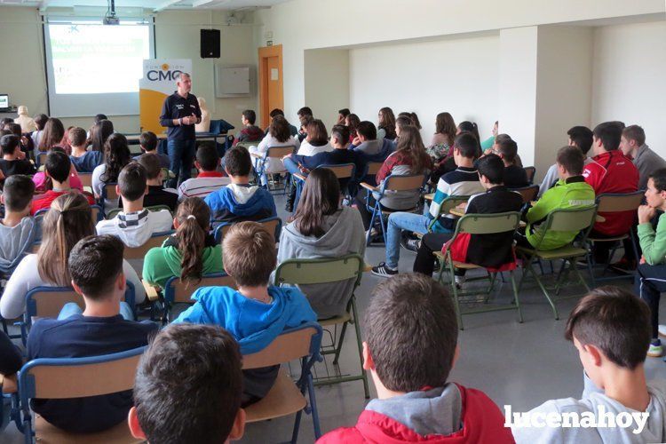  Rafael Ángel Castro Jiménez, del Colegio de Médicos de Córdoba, ofrece una charla a los estudiantes del Sierra de Aras. 