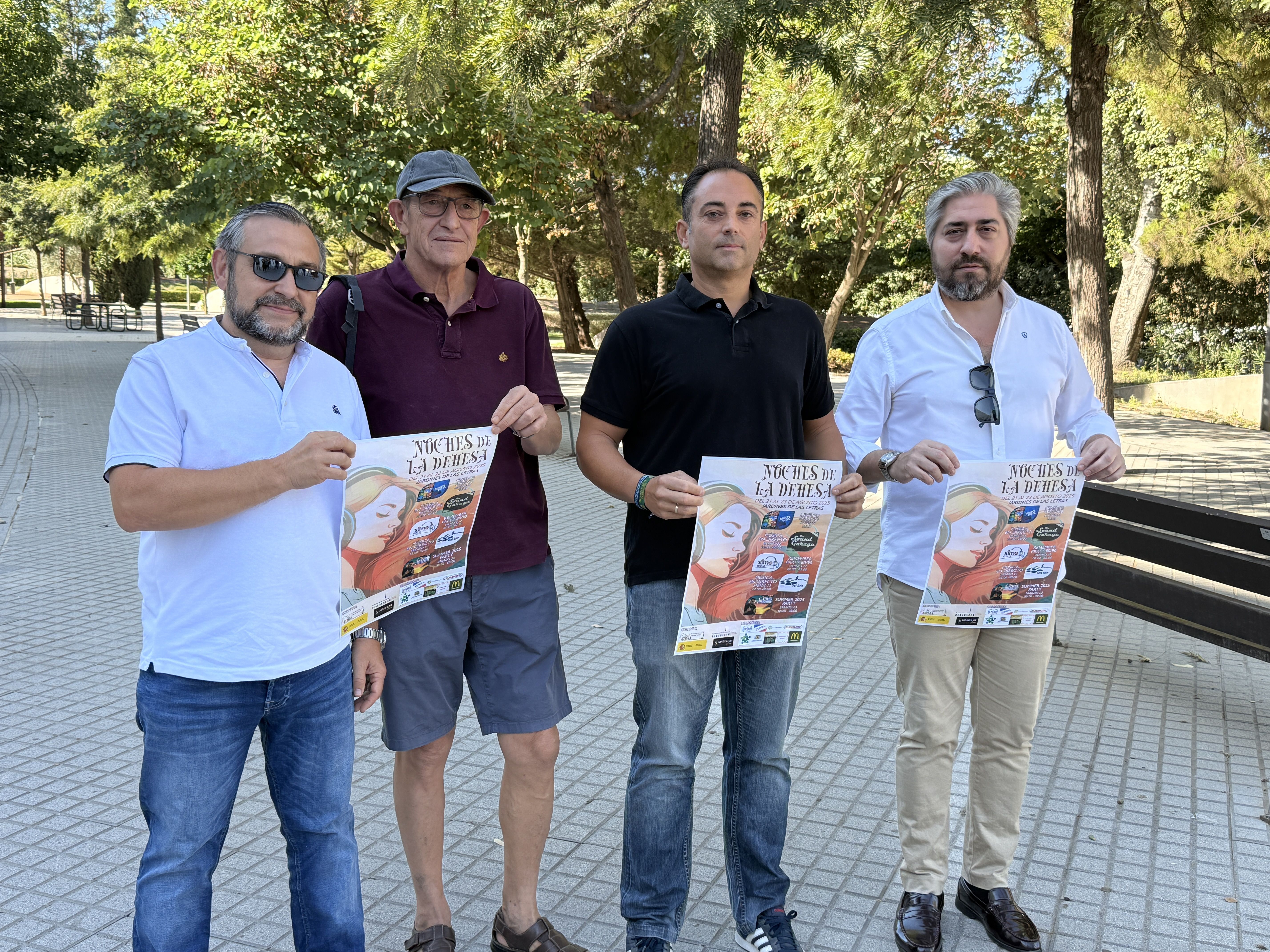 El concejal de Cultura, Francisco Barbancho, junto a los representantes de la Asociación Vecinal Dehesa de la Villa, Miguel Ángel Muñoz y Pedro Navarro.