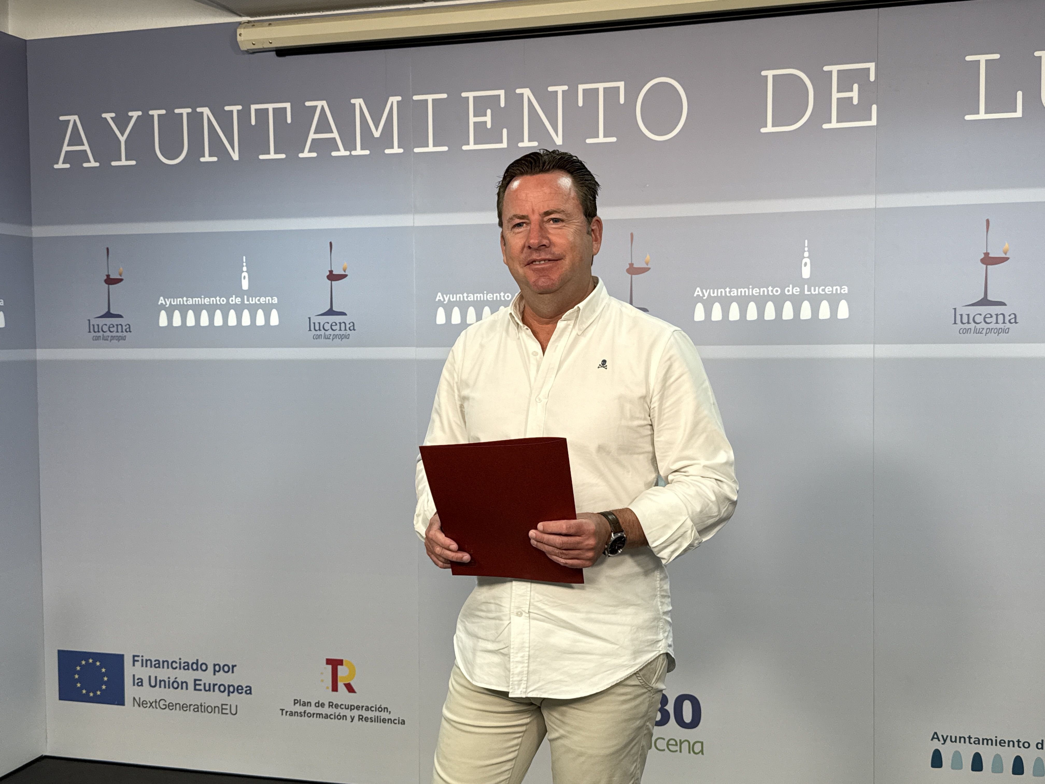 Francis Aguilar, presidente de la EPEL Aparcamientos Municipales de Lucena, durante la rueda de prensa informativa