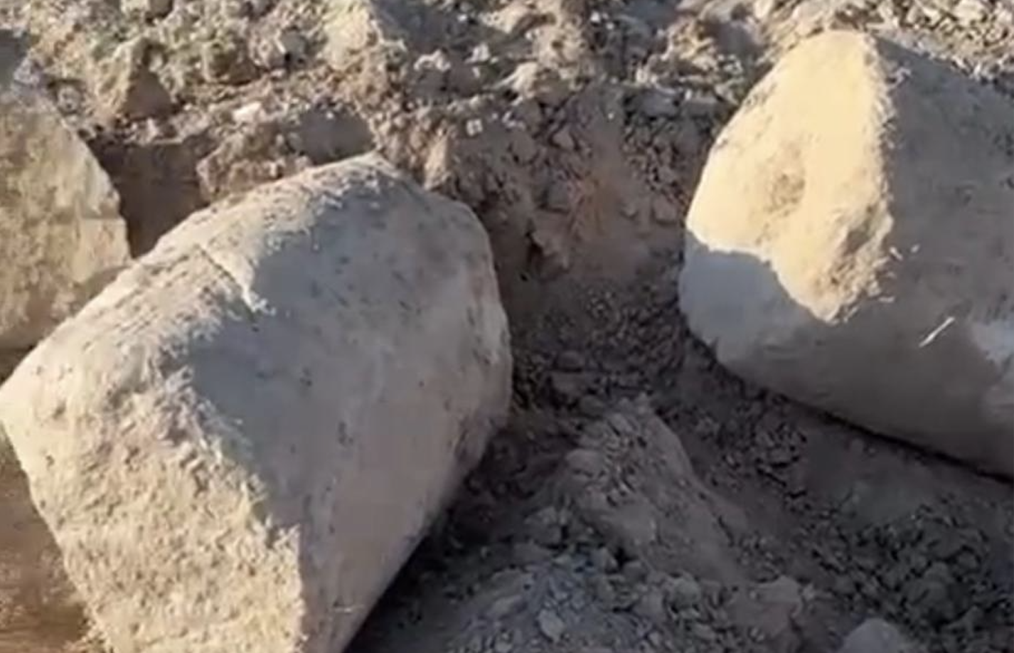 Restos de columnas de posible origen romano aparecidos durante los movimientos de tierras de la planta fotovoltaica