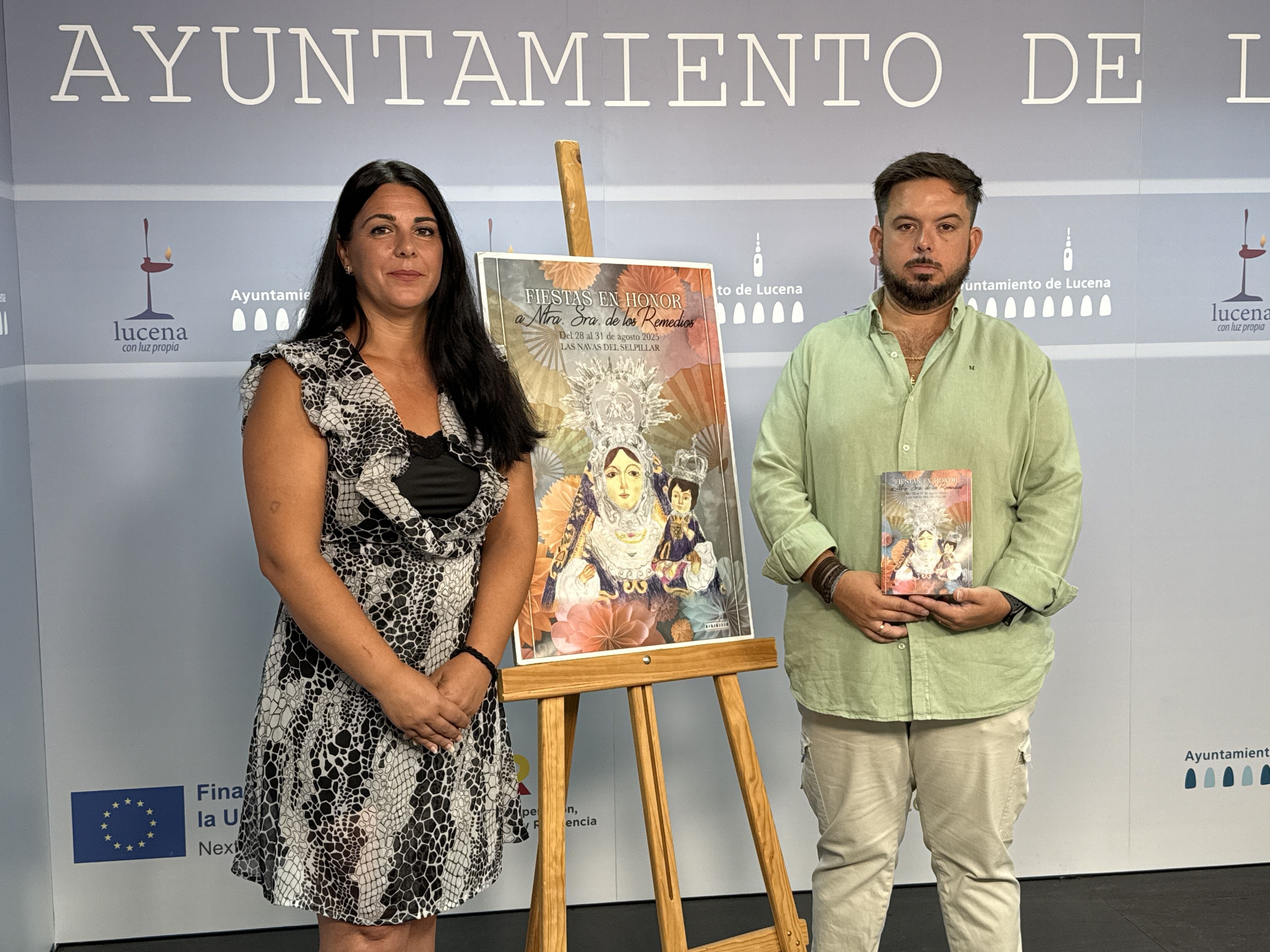 La alcaldesa pedánea, Carolina Cierto Pazos, acompañada del hermano mayor de la Cofradía, José Manuel Carrera Zafra
