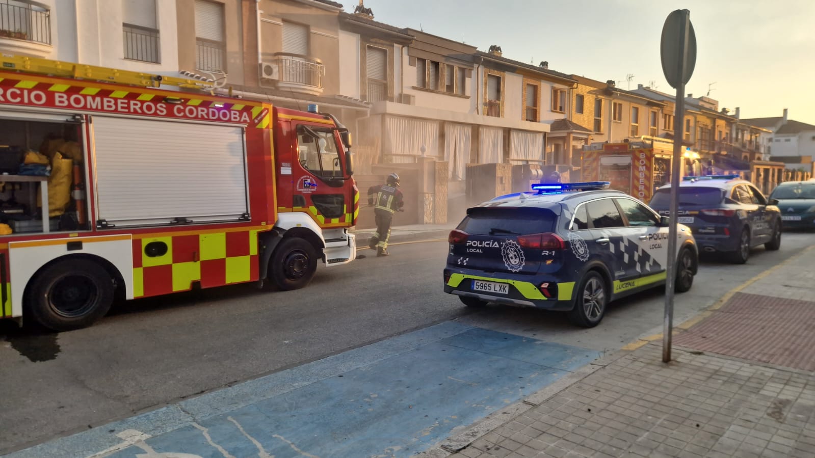 Vehículos de bomberos y policía en la calle Jaén, esta tarde