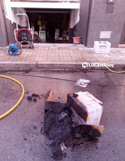 En primer término las cajas en las que se ha iniciado el fuego En primer término las cajas en las que se ha iniciado el fuego