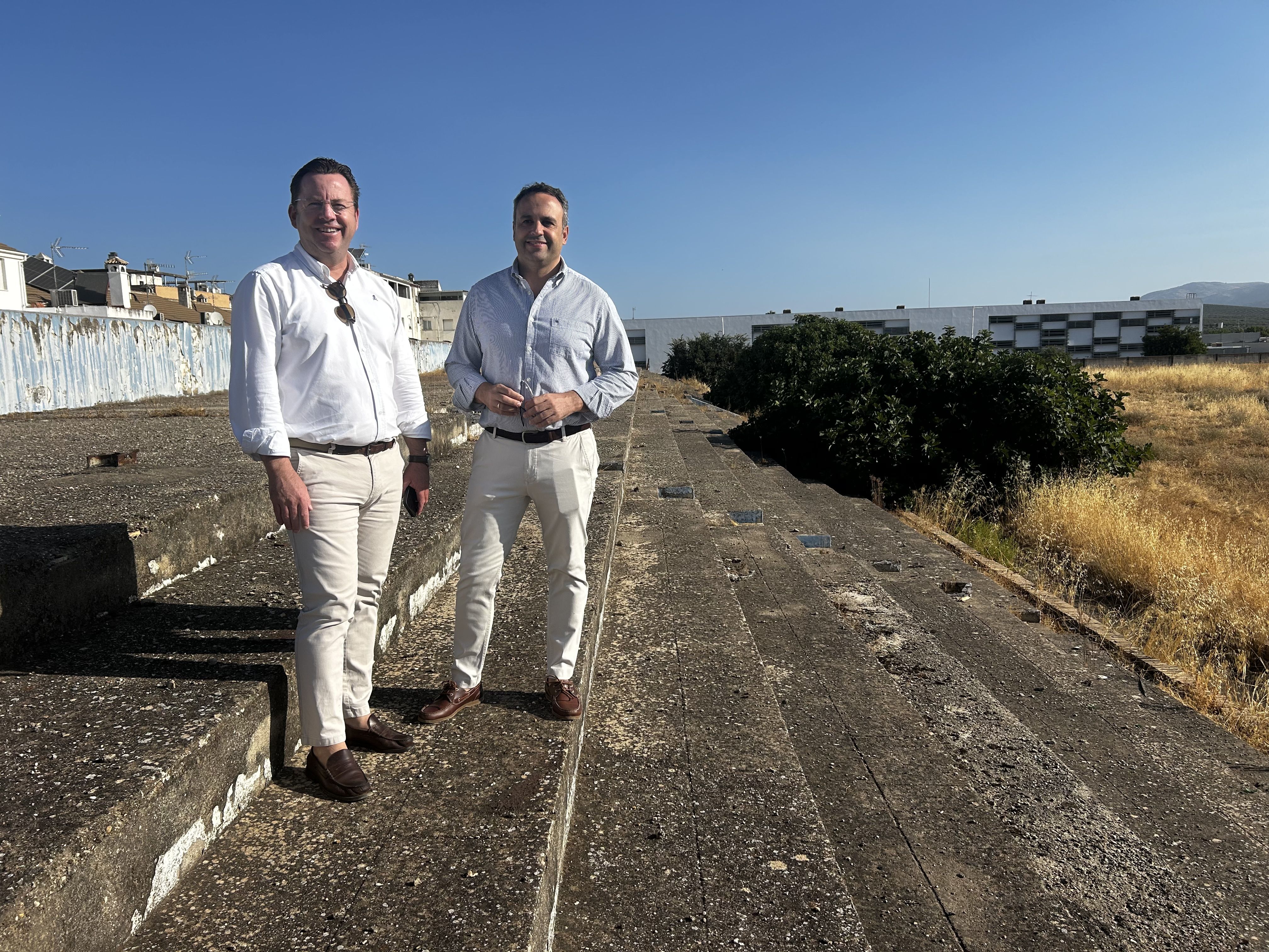 Francis Aguilar y Javier Pineda en la antigua grada del estadio municipal. En esta parcela se ubicarán 400 plazas de parking