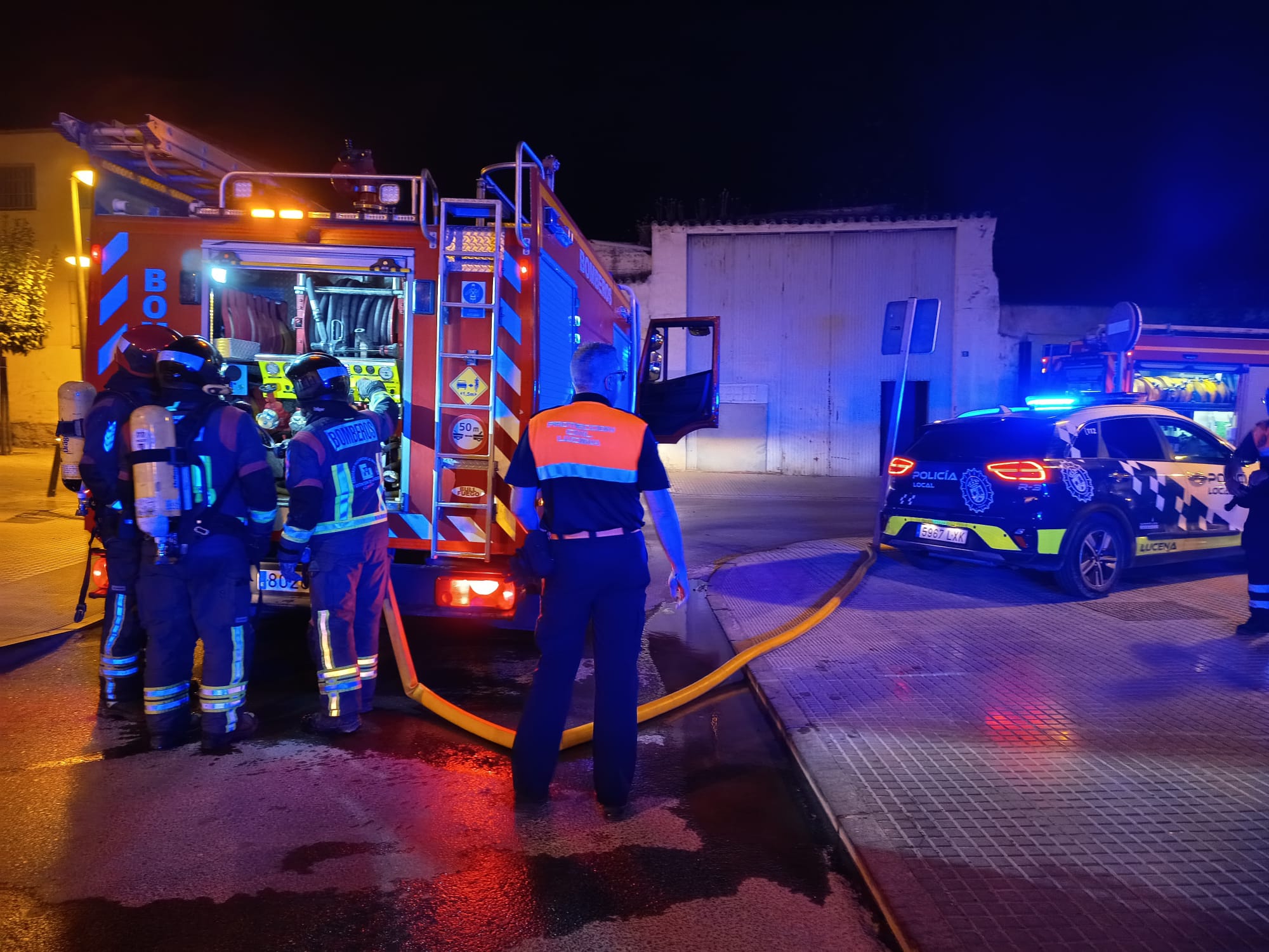 Efectivos del parque de bomberos, policía y protección civil han trabajado en las tareas de extinción