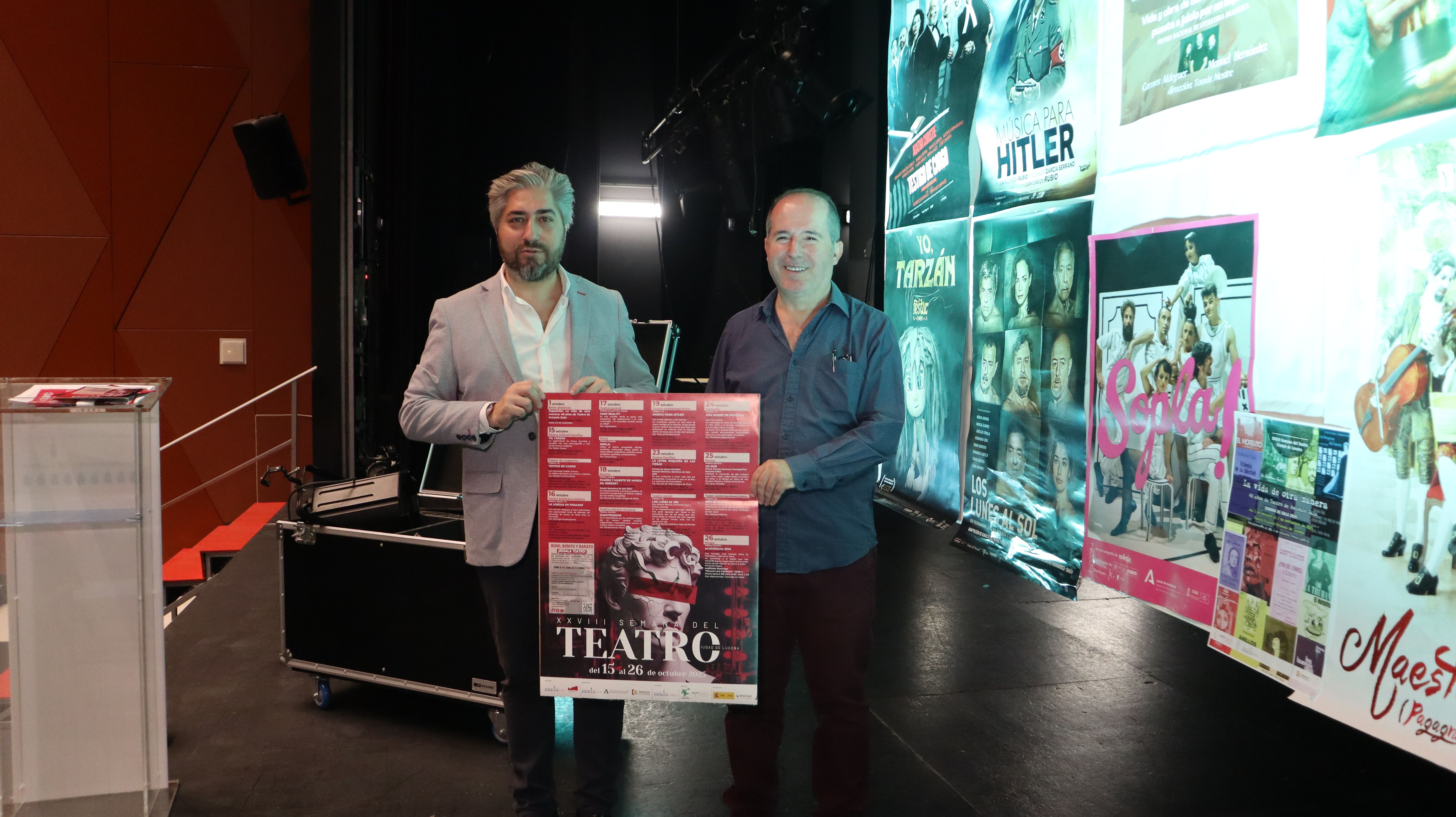 Francisco Barbancho, concejal de Cultura del Ayuntamiento de Lucena junto con Julio Flores, actor y técnico de Cultura, presentan la XXVIII Semana del Teatro