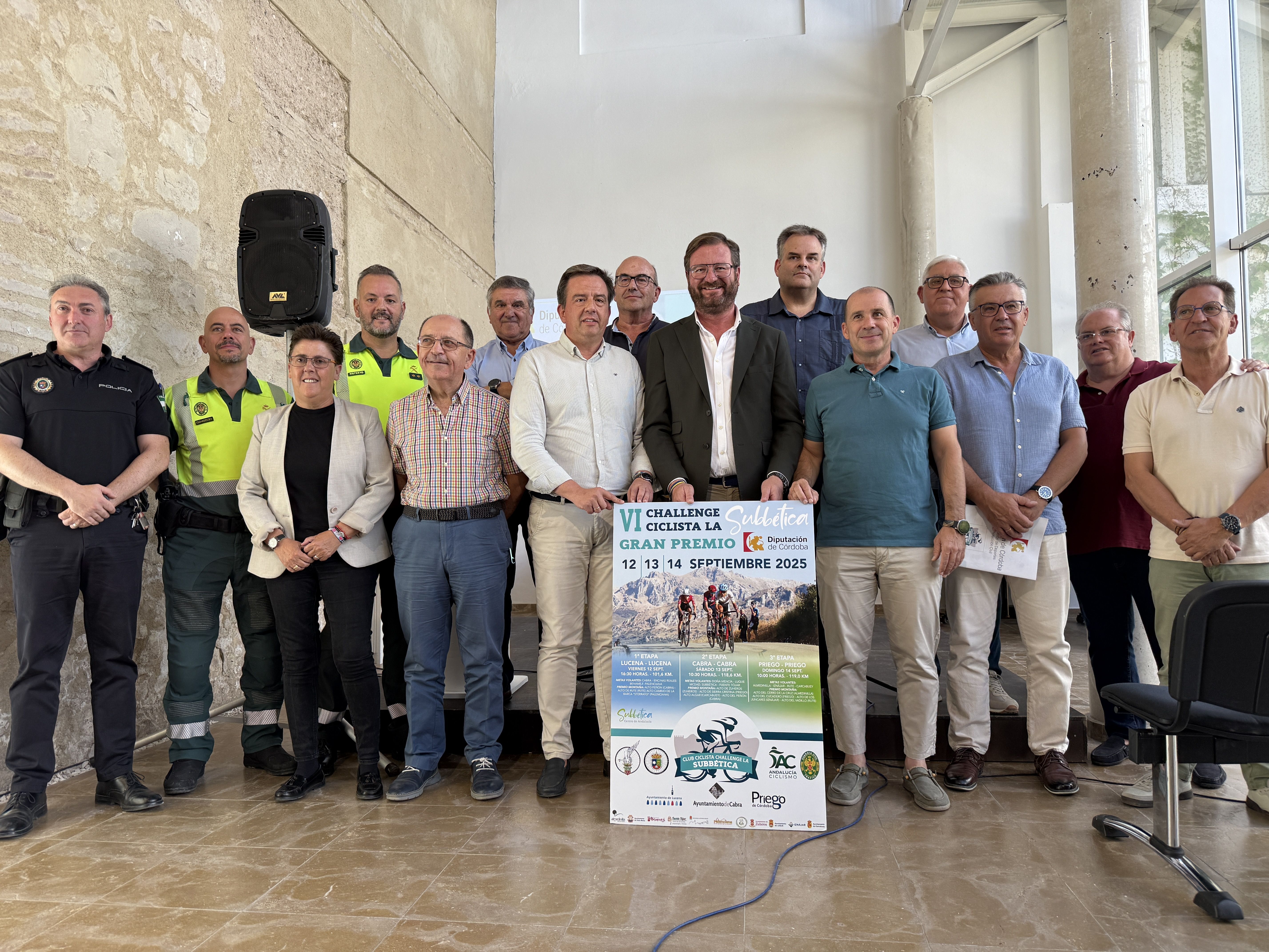 Foto de familia durante la presentación de la prueba deportiva en la Casa de los Mora
