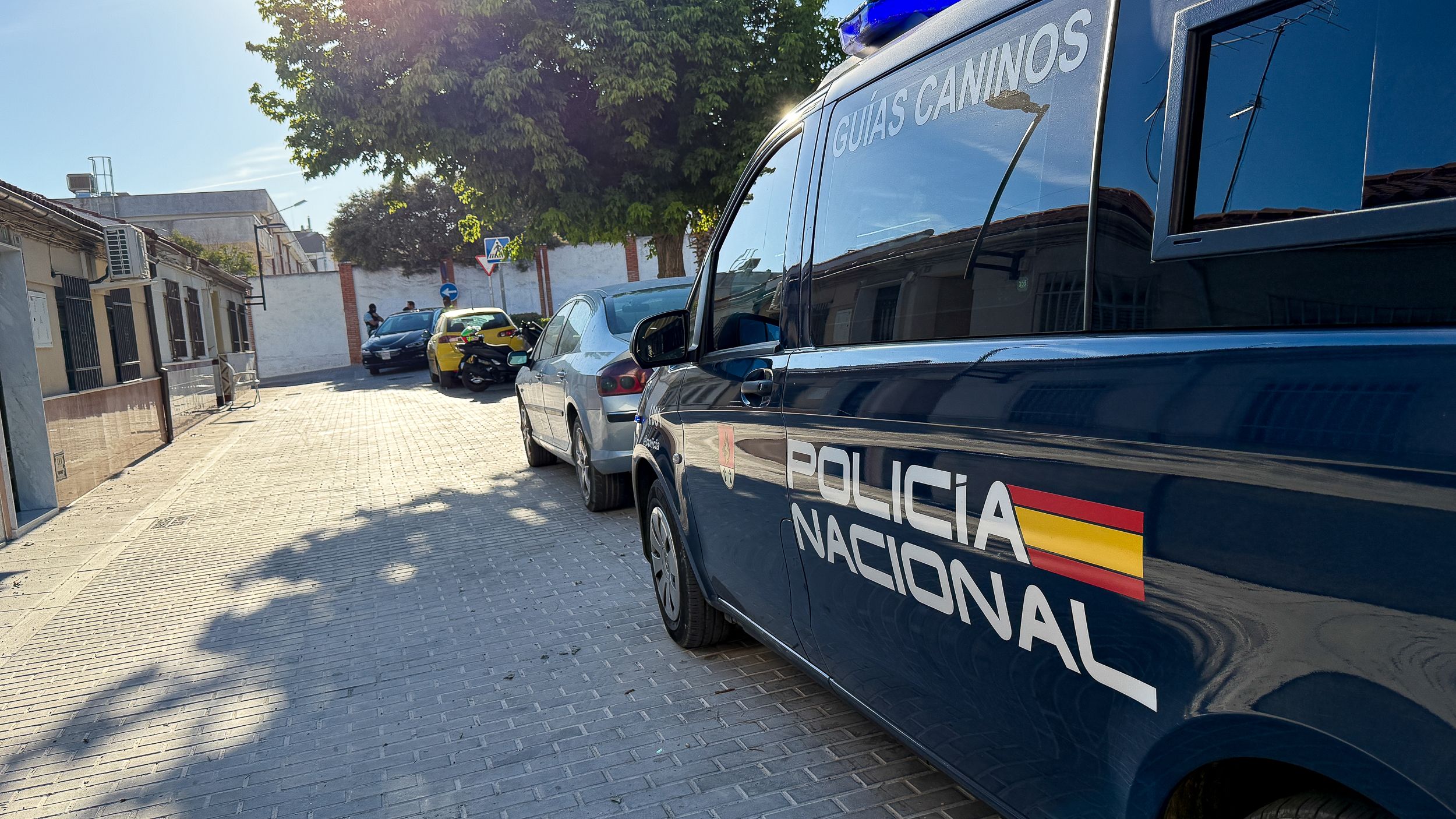 Uno de los registros efectuados por la Policía Nacional durante esta mañana en las inmediaciones de la calle Juan Ramón Jiménez. (Imagen: LucenaHoy).