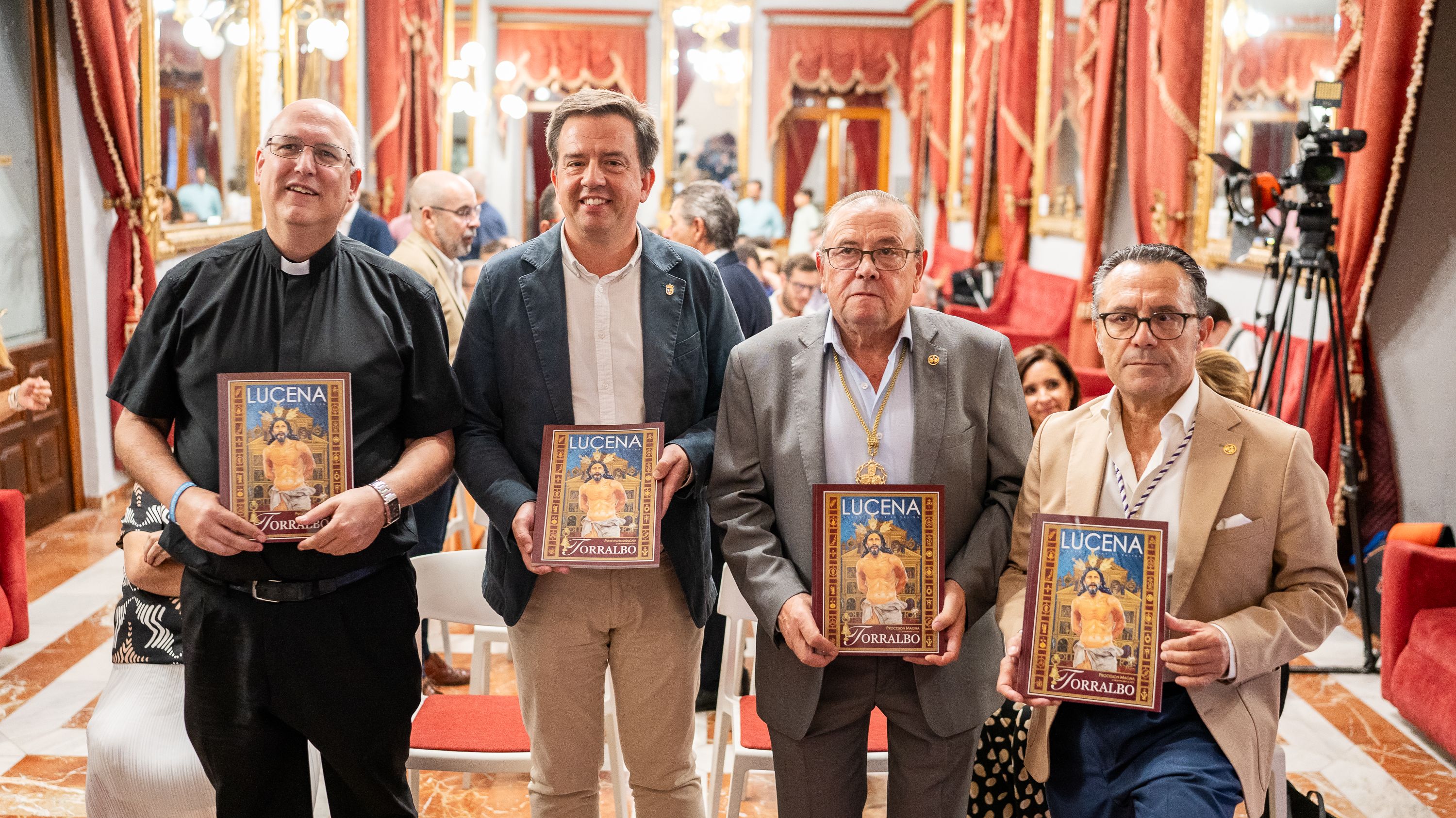 Foto de familia durante la presentación de la revista 'Torralbo' con motivo de la Magna de Lucena, en el Salón de los Espejos del Círculo Lucentino