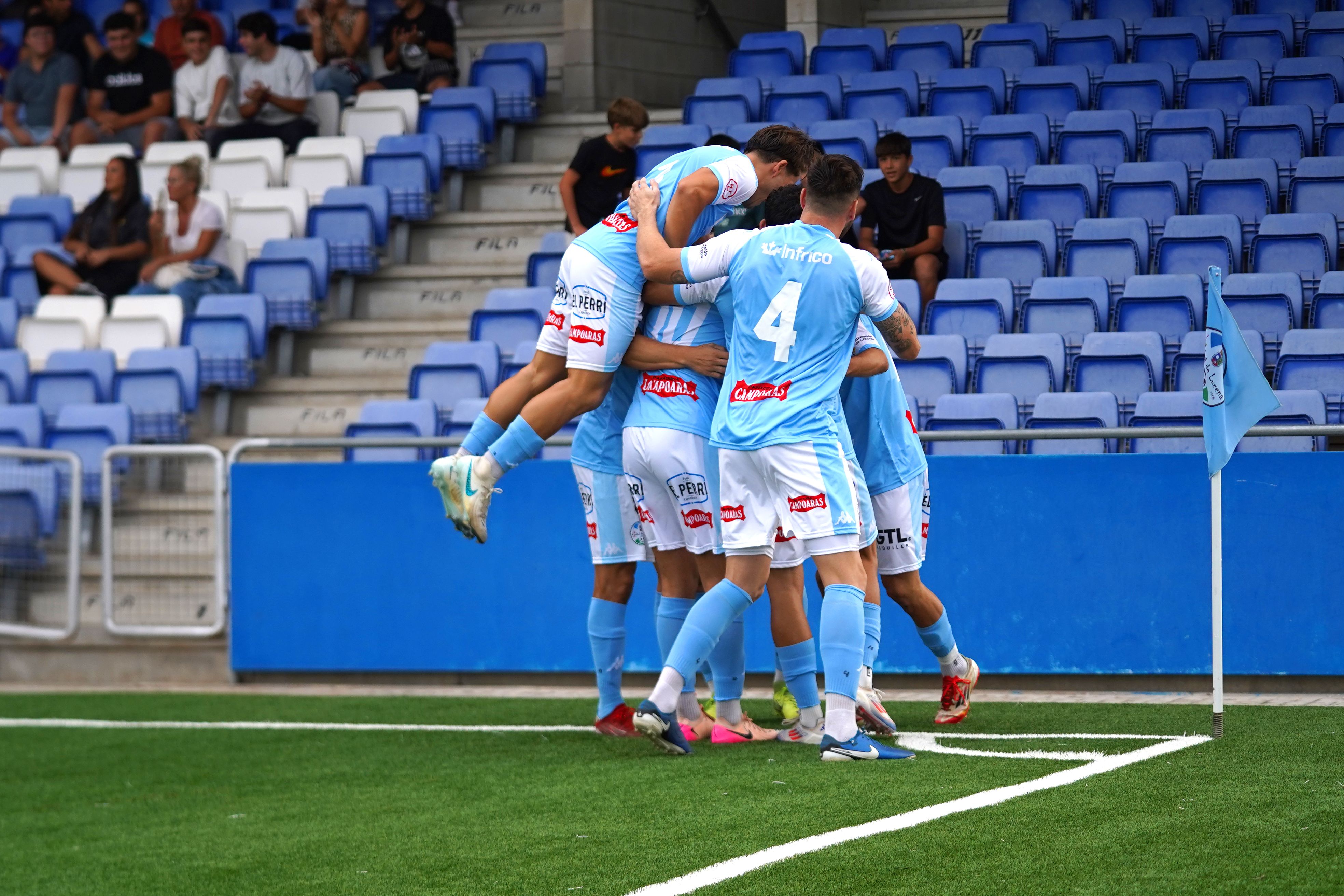 Los jugadores lucentinos celebran el primer gol del partido. Foto: Antonio Dávila