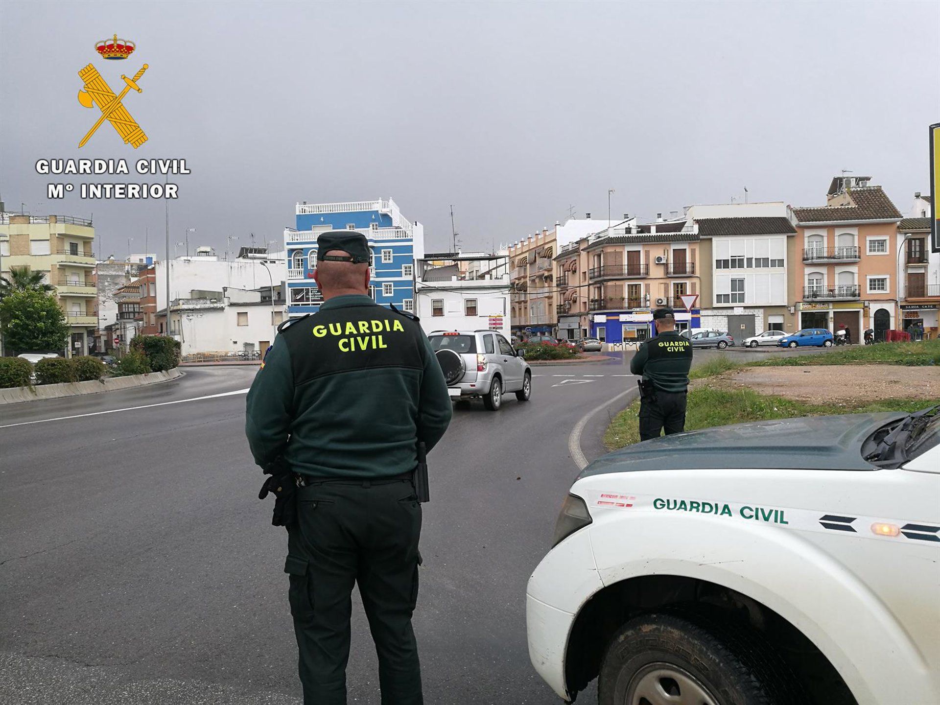 Una patrulla de la Guardia Civil a la entrada de Puente Genil
