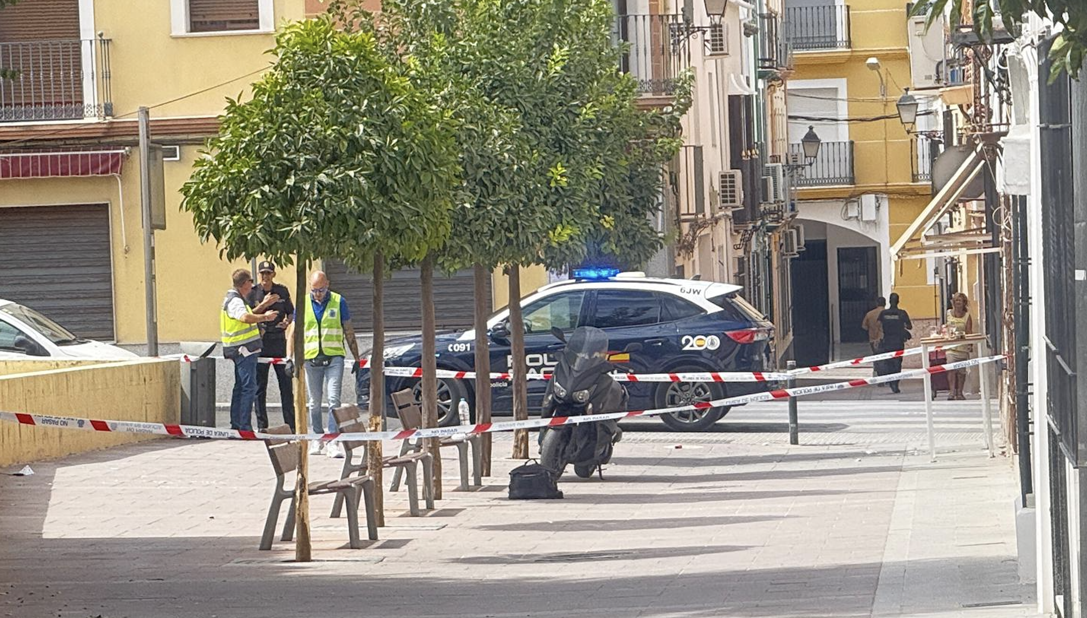Agentes de la Policía Nacional junto a la zona en la que se producido la reyerta, en la zona peatonal junto a Juego de Pelota