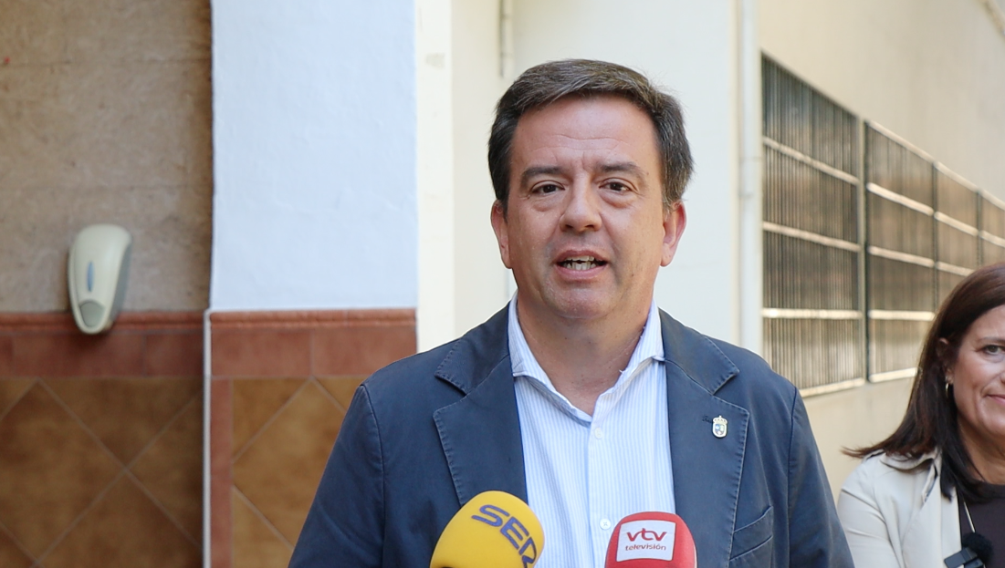 Aurelio Fernández durante la atención a los medios de comunicación, esta mañana