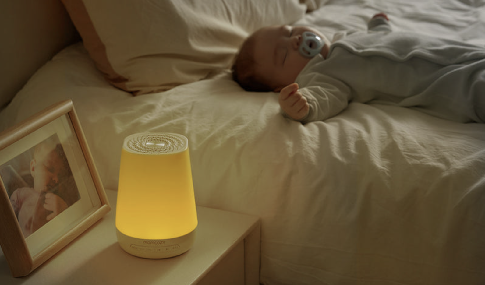 Un bebe duerme junto a una máquina de sonido