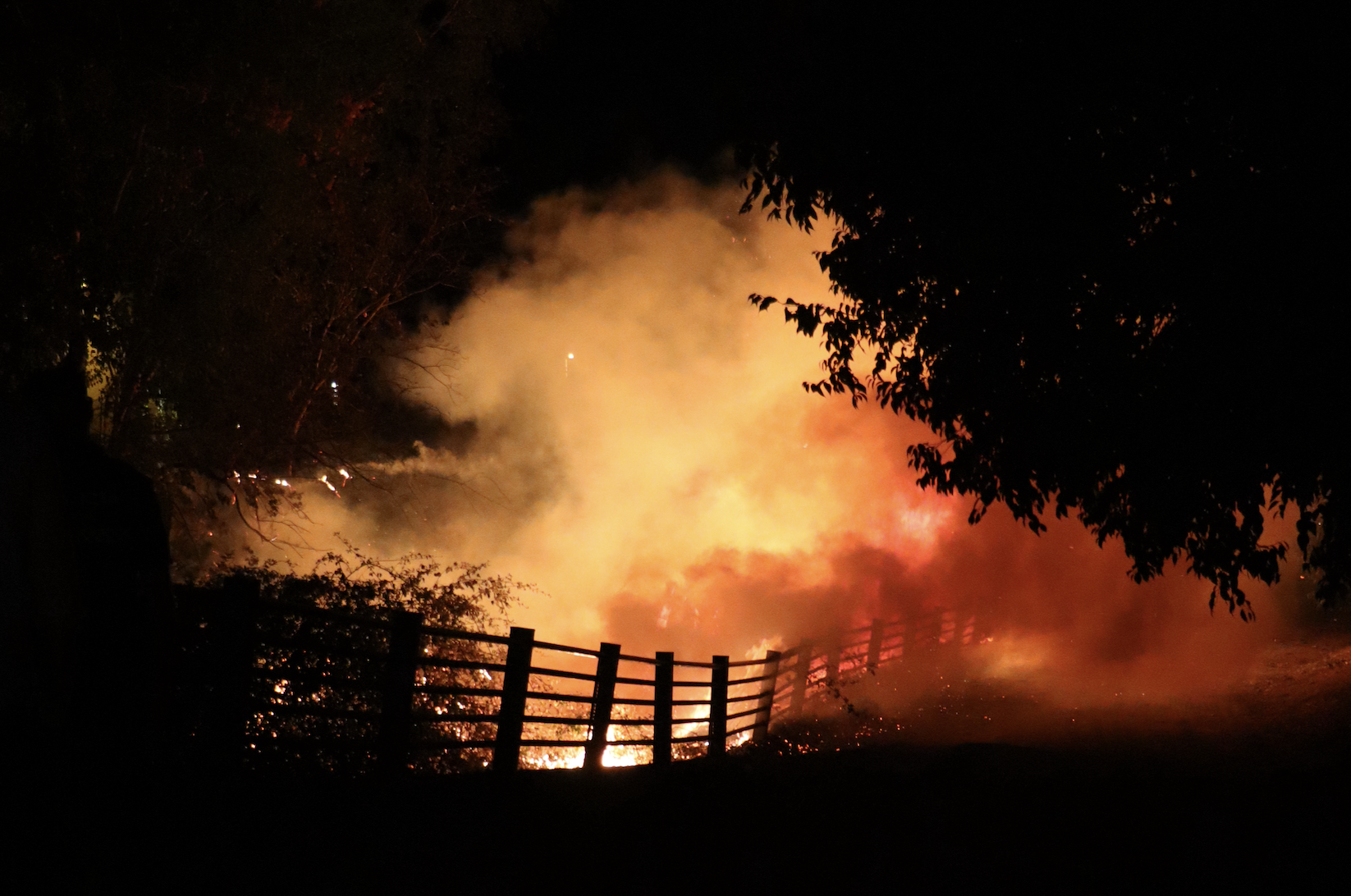 Incendio en el cauce del río Lucena en la noche de apertura de la feria