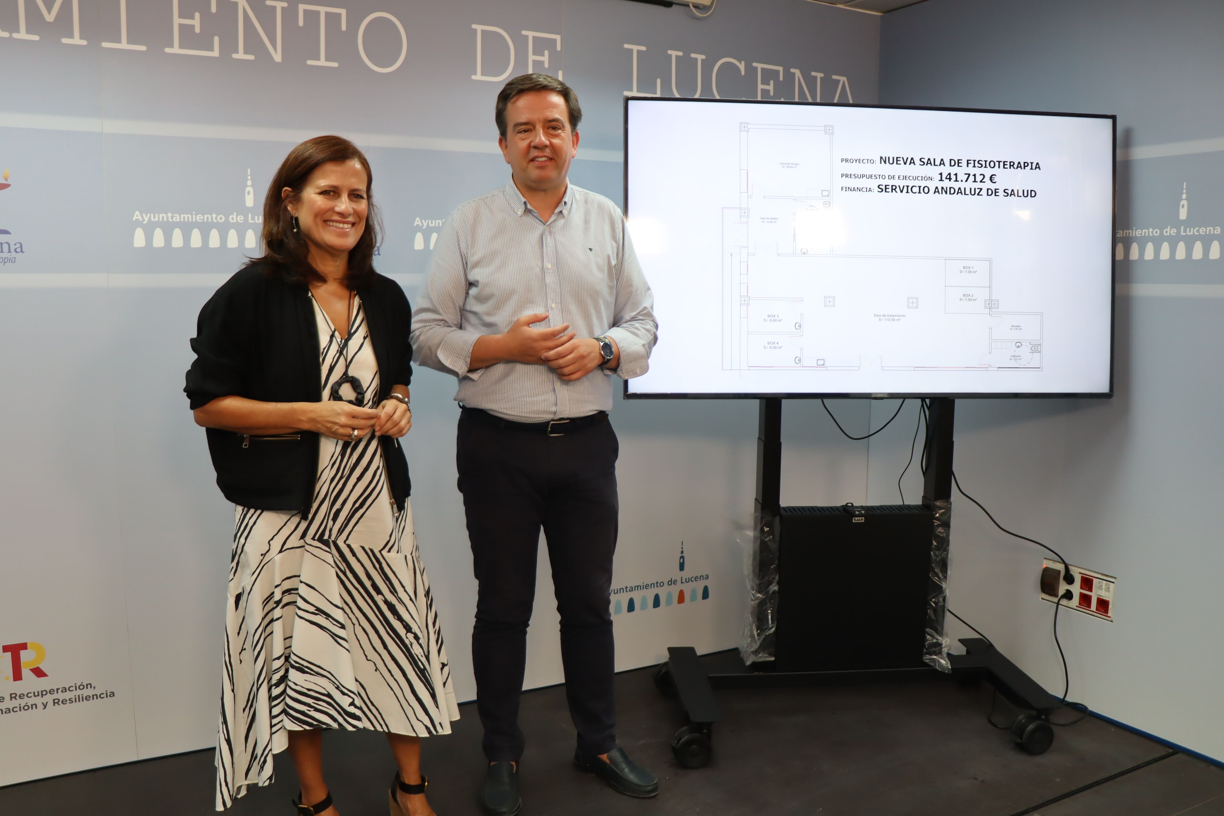 Aurelio Fernández y Míriam Ortiz junto al plano de la nueva zona de fisoterapia