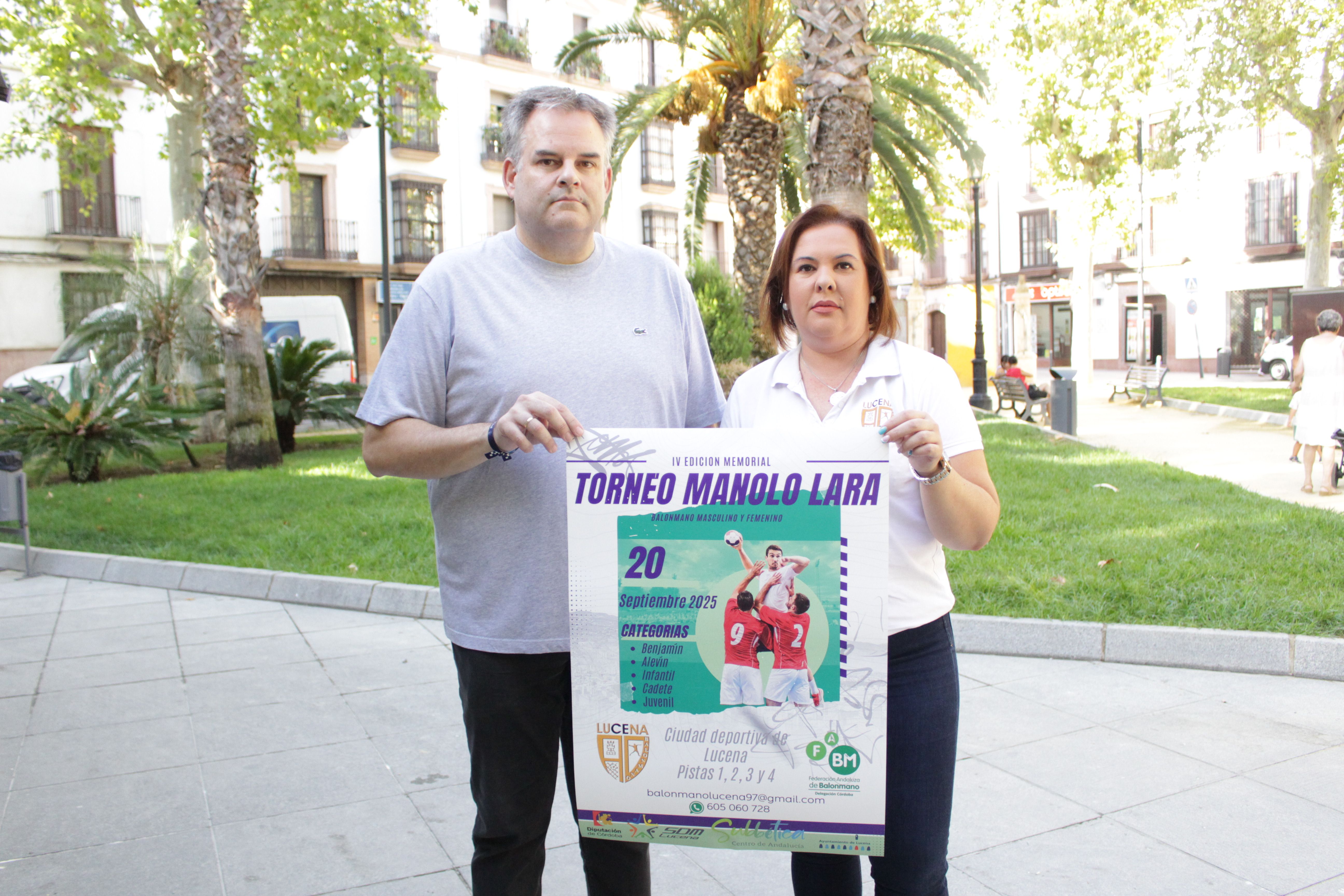 Presentación del torneo de balonmano por el concejal de Deportes, Ángel Novillo, y la presidenta del Club Balonmano Lucena, Sonia Mora