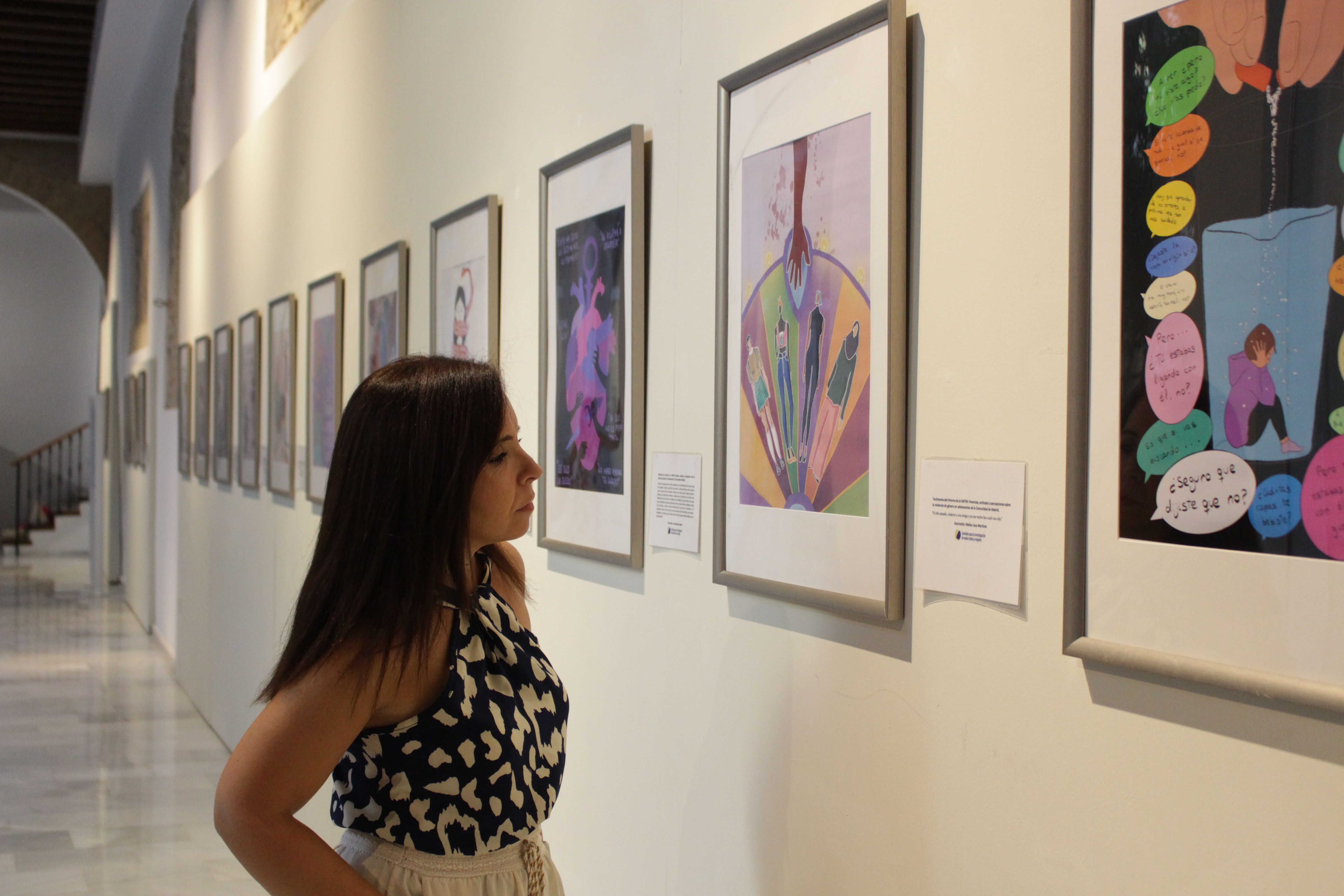 Irene Aguilera durante la visita a la exposición