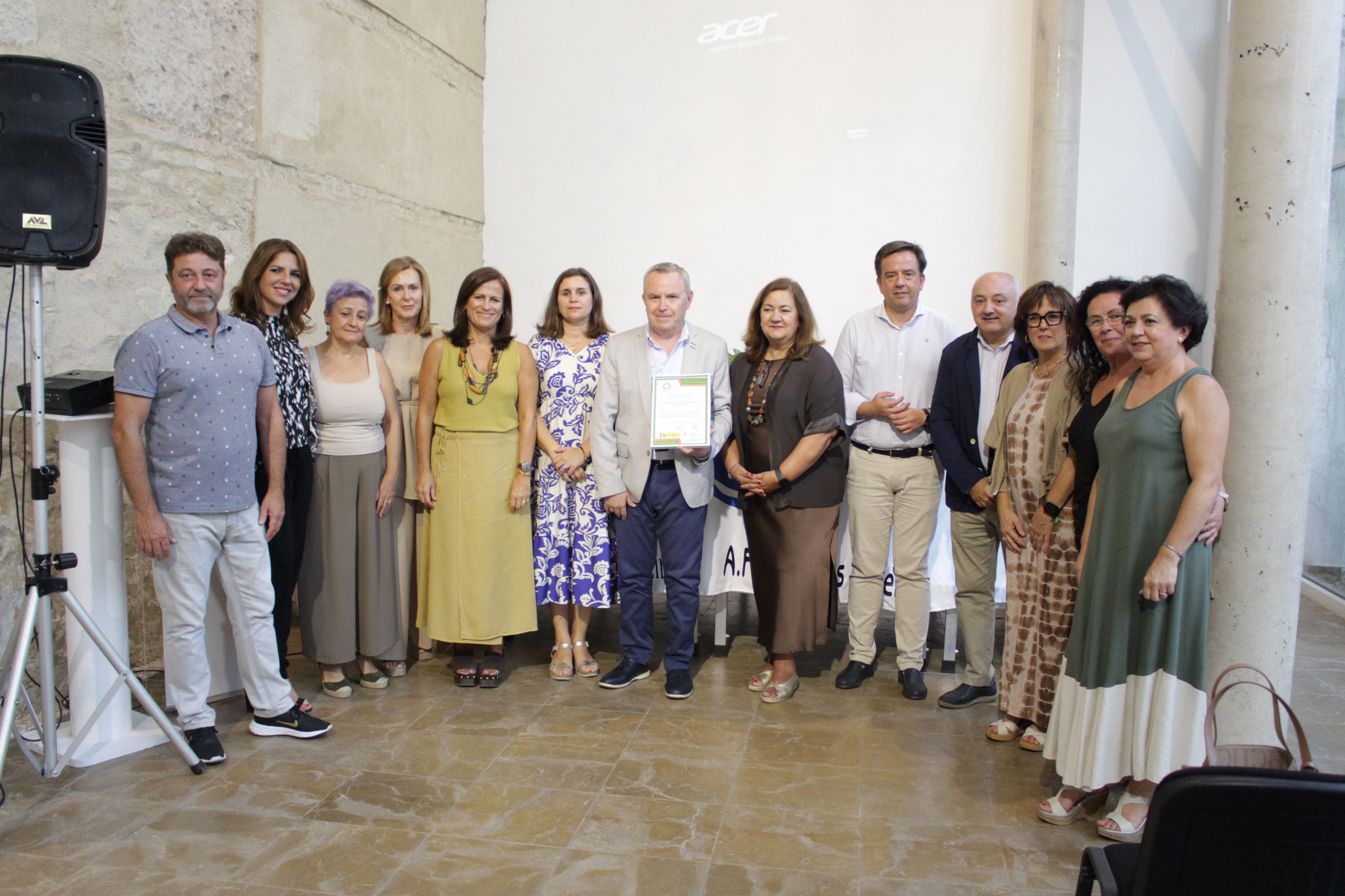 Autoridades y representantes de la AFA Nuestros Ángeles y la Confederación Andaluza de Alzheimer