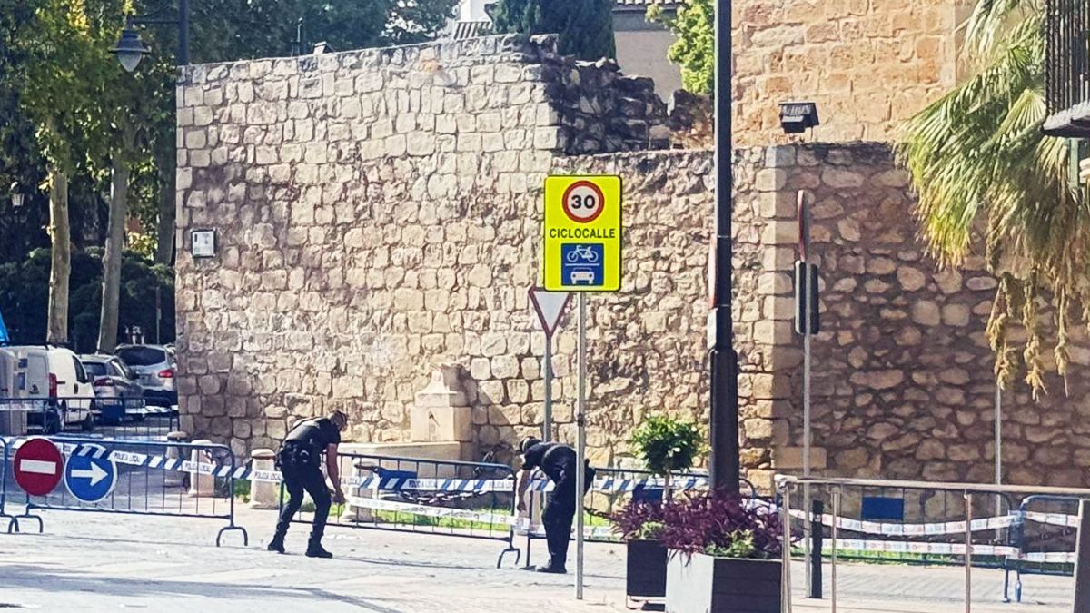 La Policía Local procede a perimetrar la zona más próxima a la parte de la muralla en la que se ha producido el derrumbe 