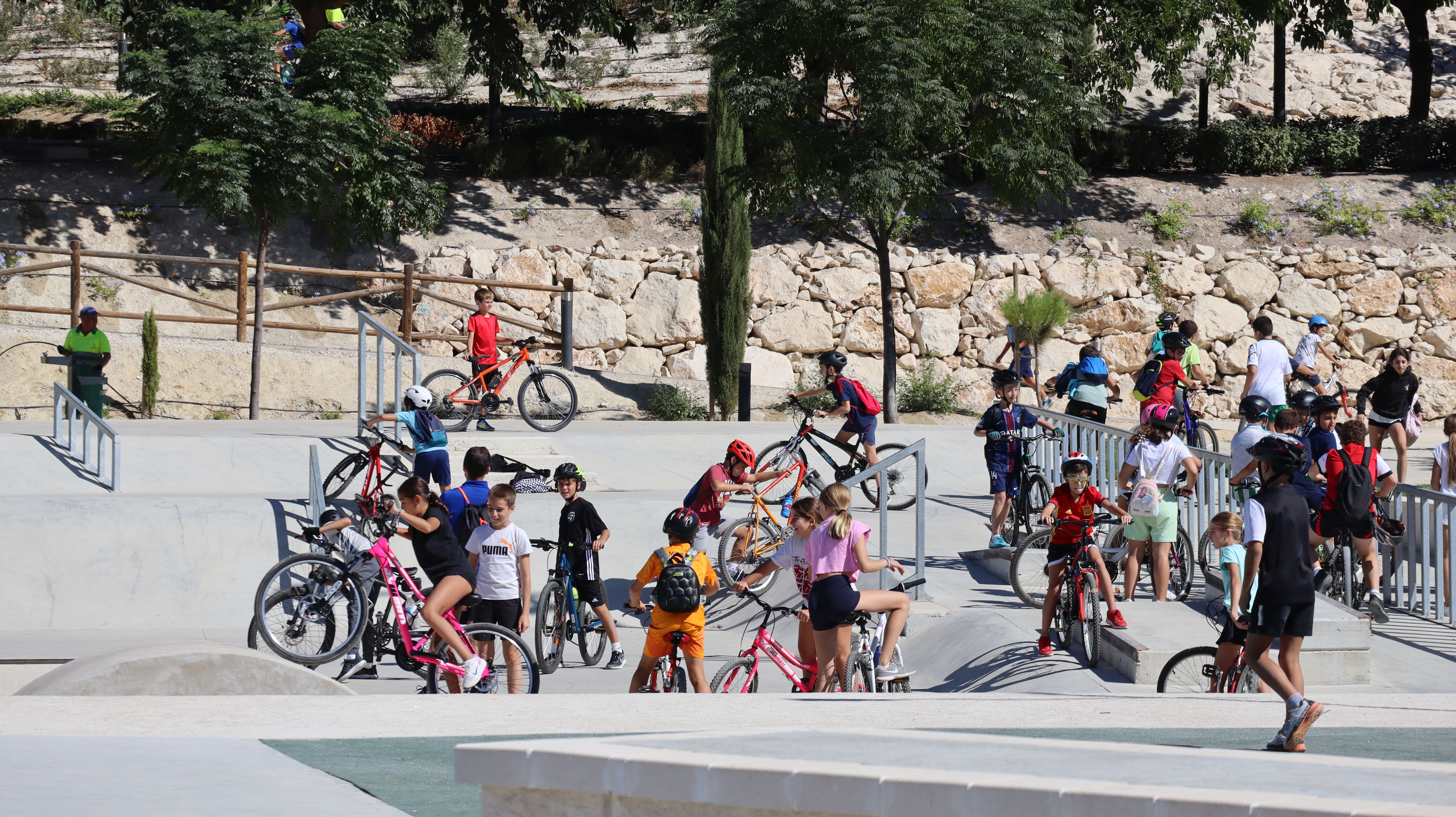 Alumnos de diferentes centro escolares participan en el Día Europeo sin Coche con una marcha ciclista con finalización en el Parque Europa