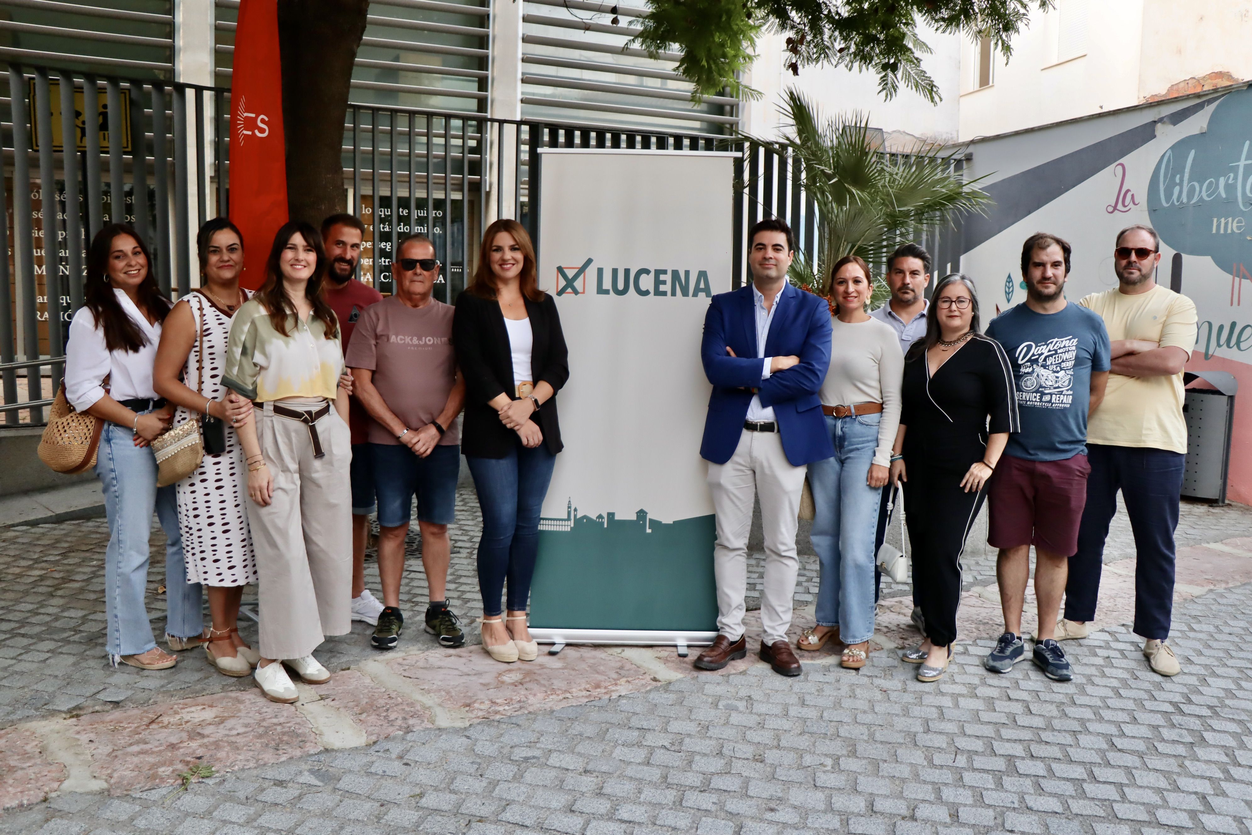 Miembros de la agrupación local de Ciudadanos junto a la nueva marca "x Lucena"