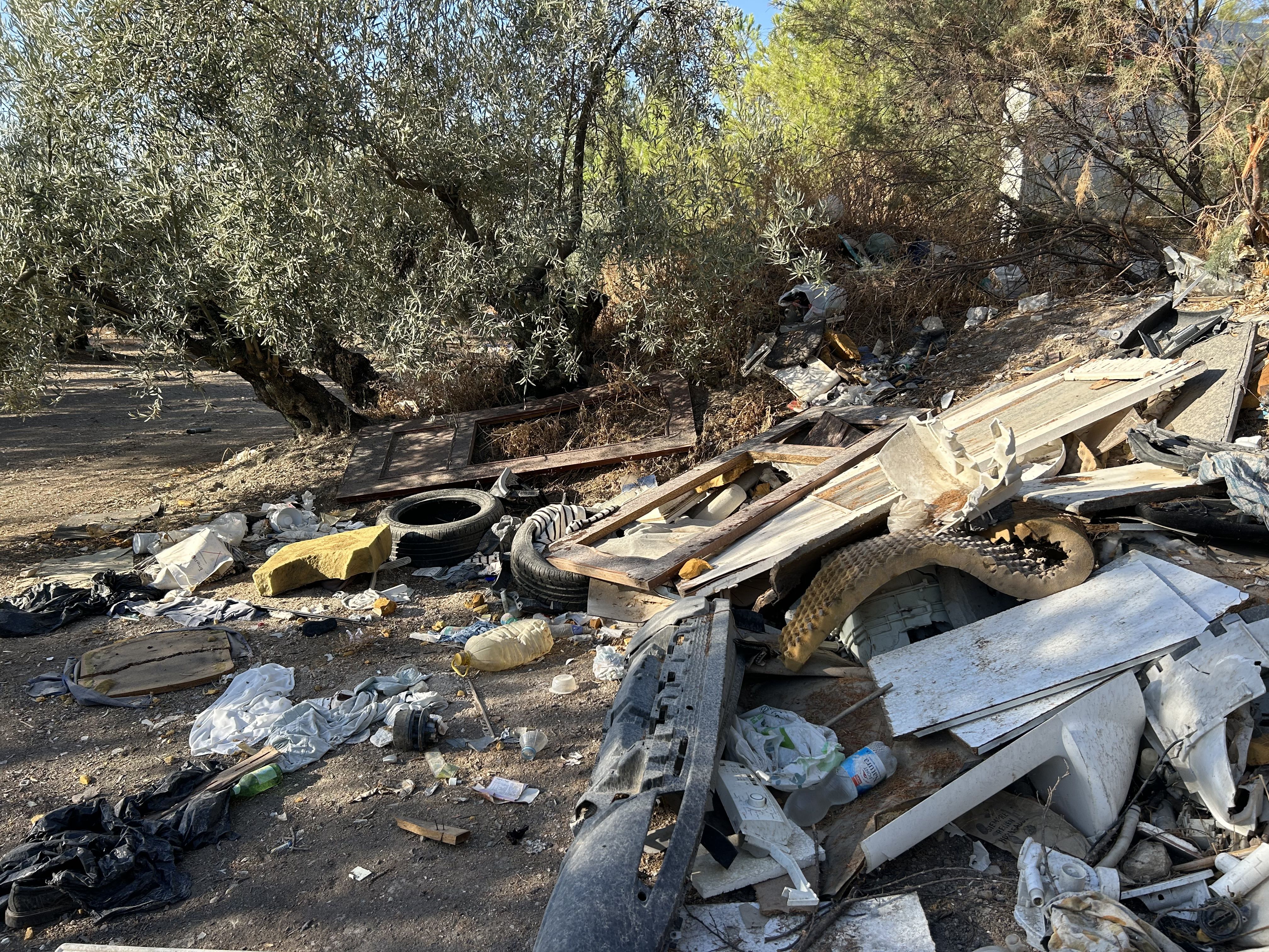 Restos de todo tipo abandonados en la finca colindante con el Punto Limpio, esta mañana