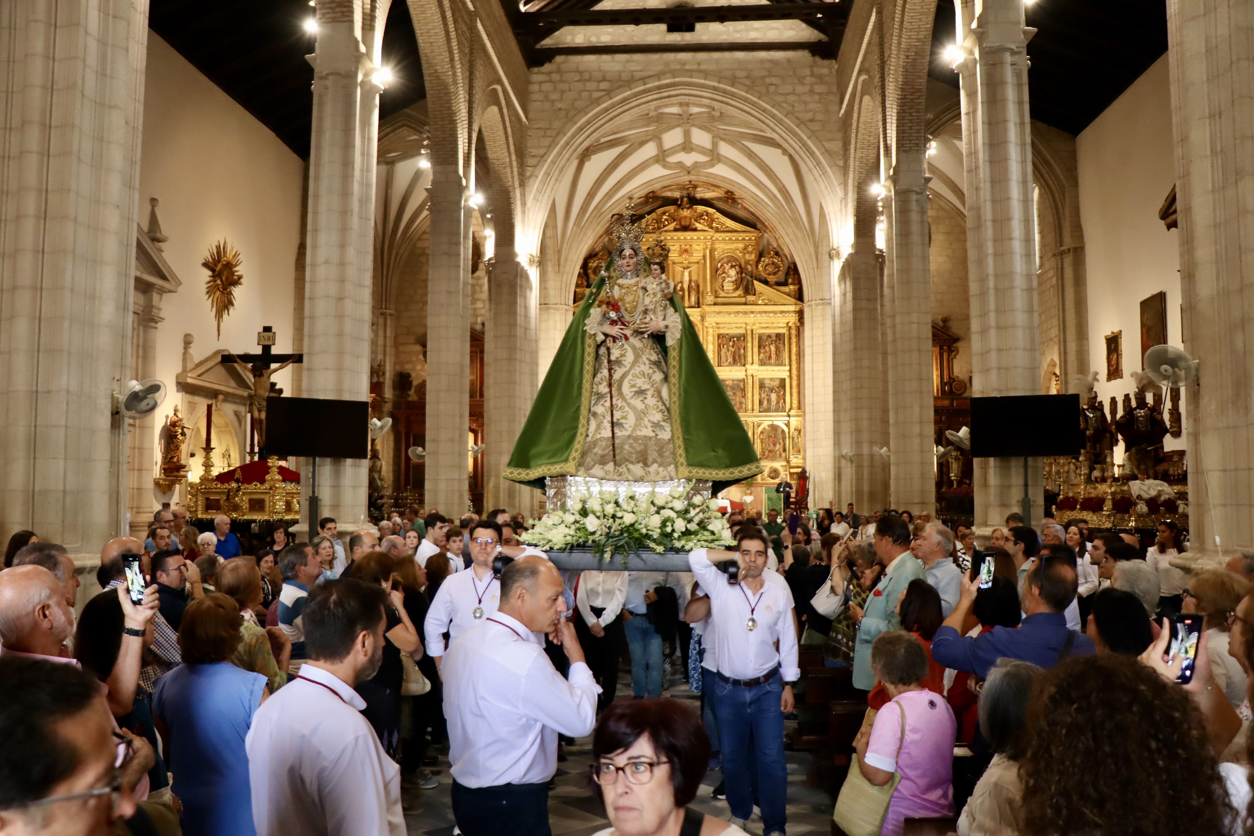 La Virgen de Araceli ha salido del templo de San Mateo a hombros de miembros de la Junta de Gobierno para ser trasladada al Santuario en una plataforma