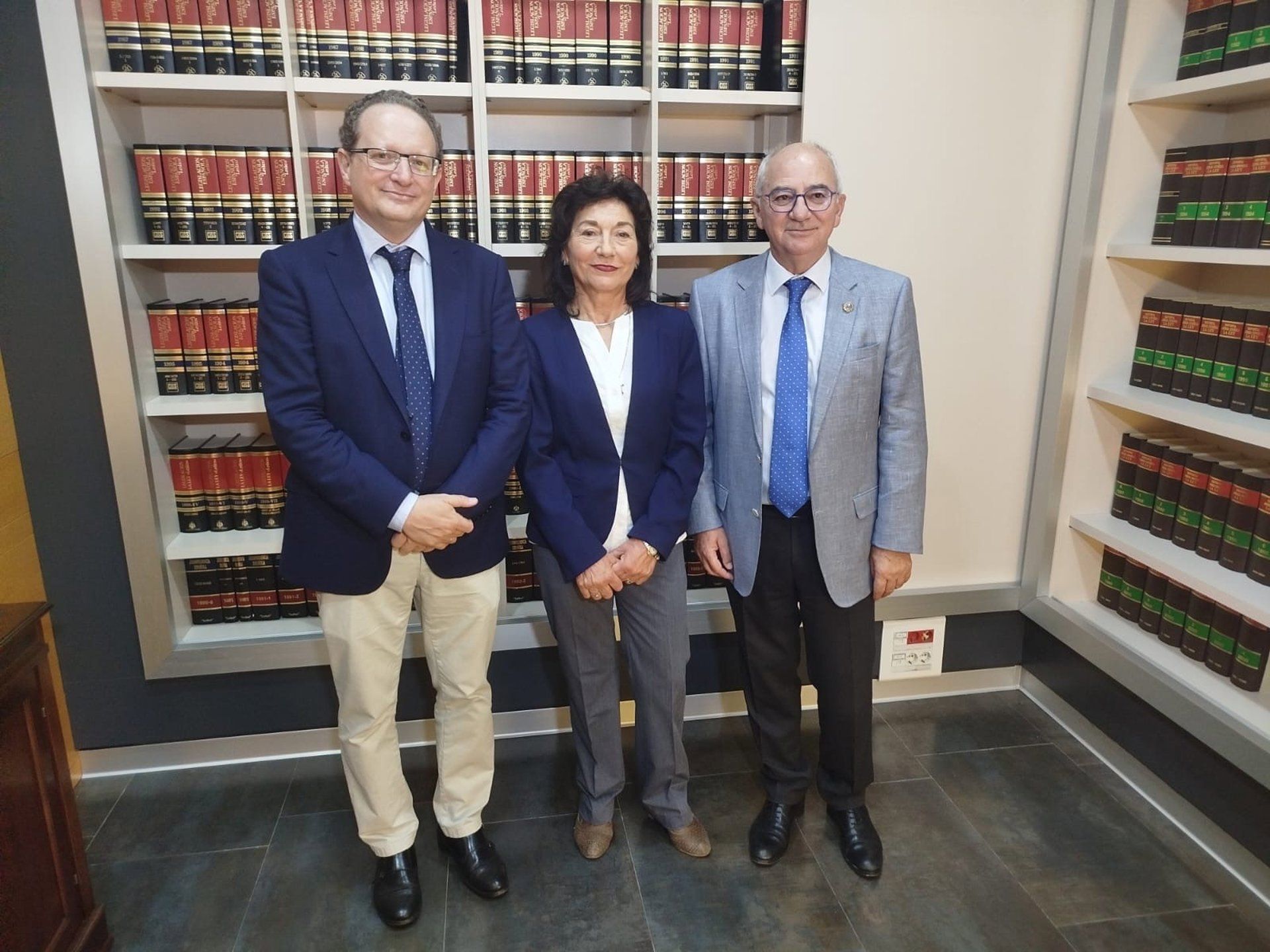El diputado nacional de Vox por Córdoba, José Ramírez, y la portavoz de Vox en el Ayuntamiento de Lucena, Laura Sánchez, con el decano del Colegio de Abogados de Lucena, Manuel Egea