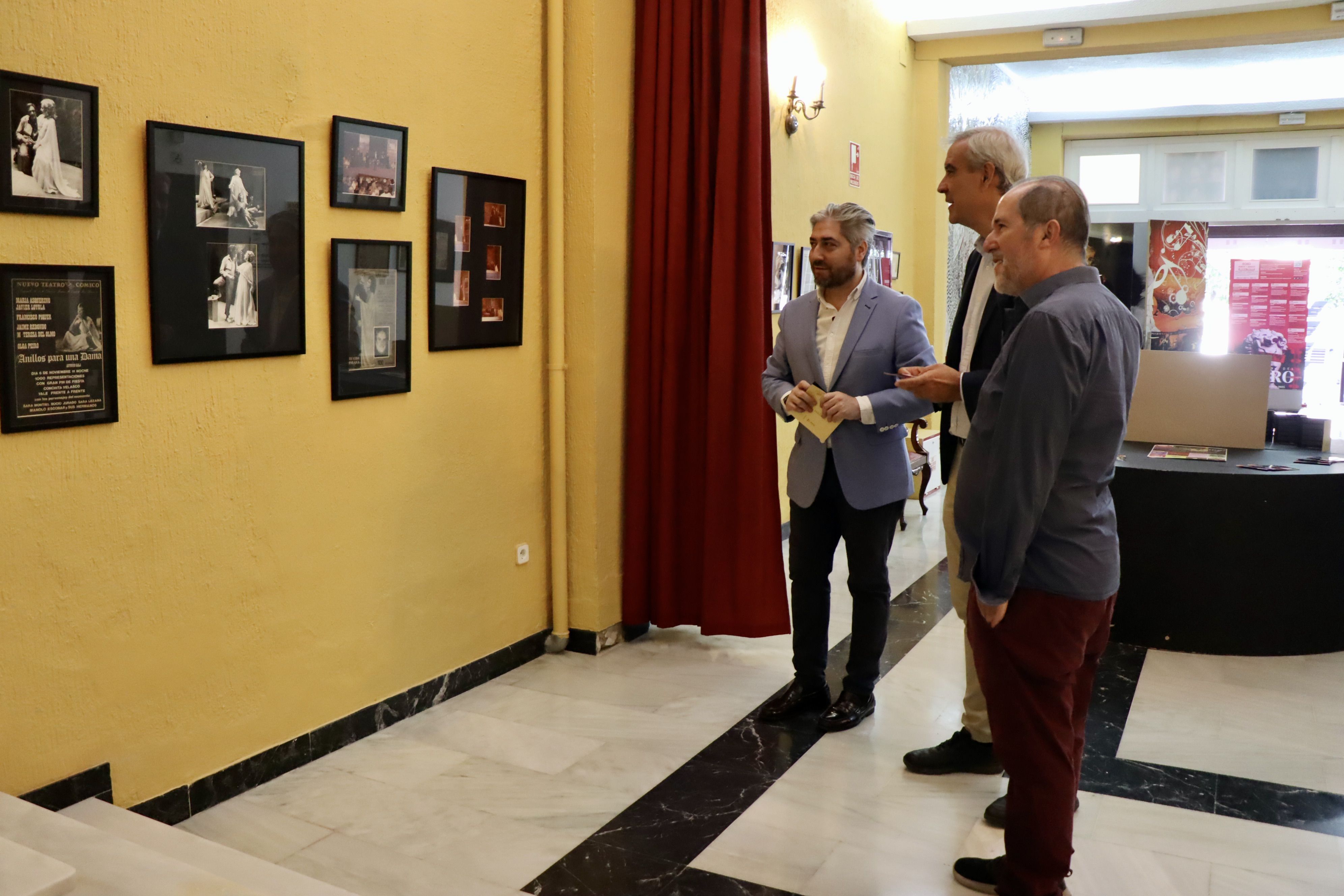 Julio Flores, José María Gala y Francisco Barbancho durante la visita a la exposición