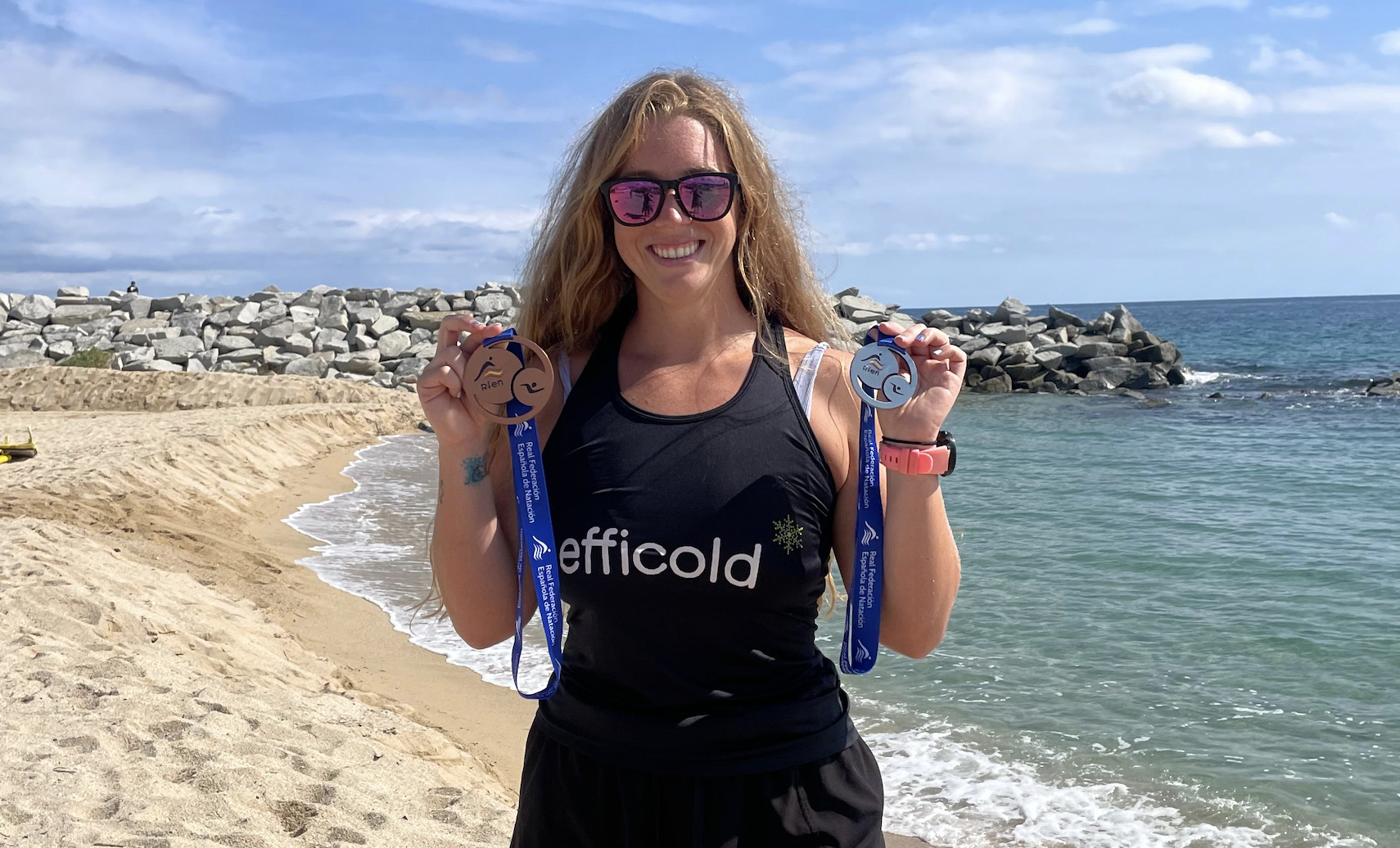 Elia María Cuenca con las dos medallas conseguidas en Mataró