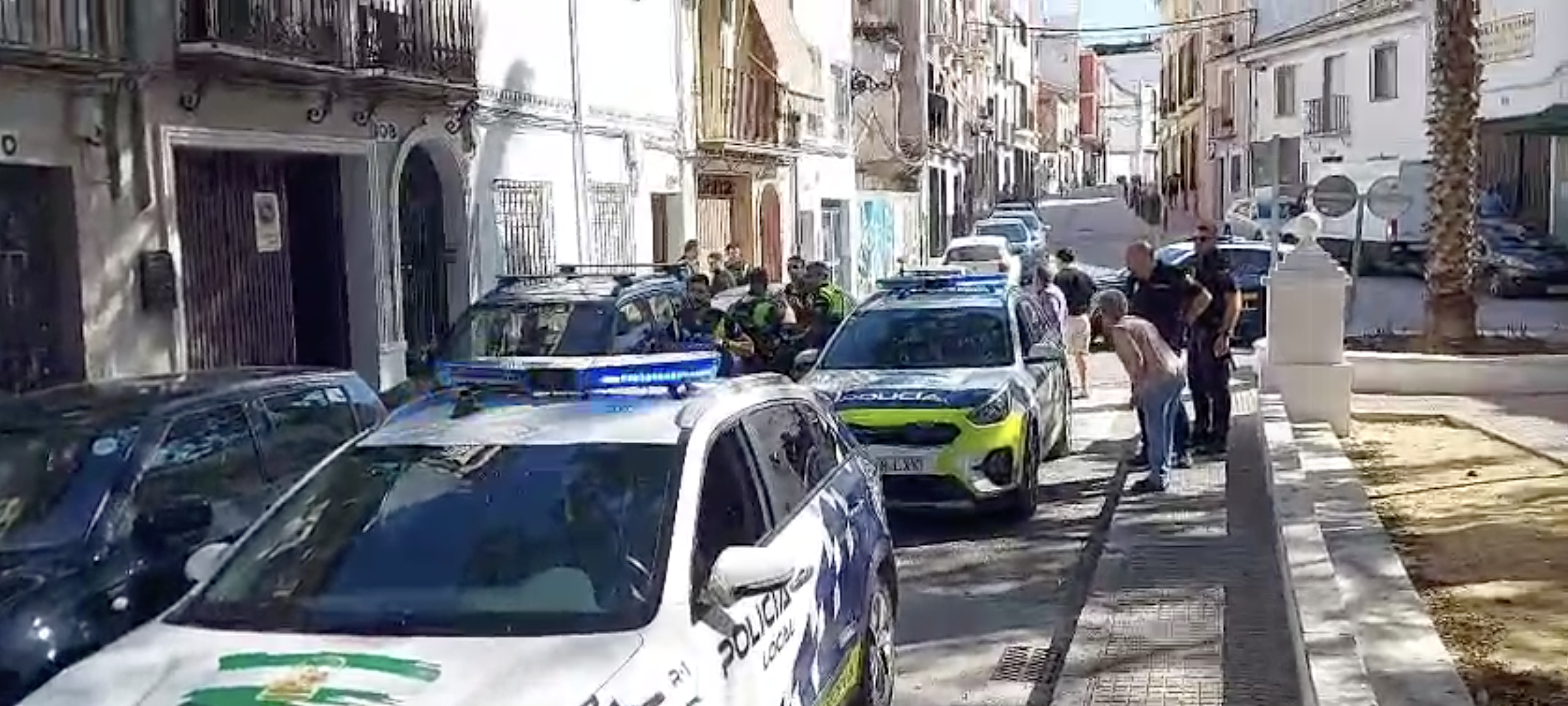 Varios vehículos policiales en el lugar de los hechos