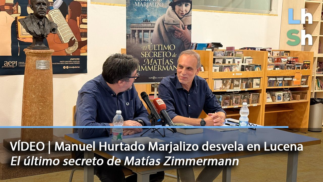 Manuel Hurtado Marjalizo (derecha) junto a Mario Flores, presentan su última novela en las dependencias de la Biblioteca Pública Municipal.