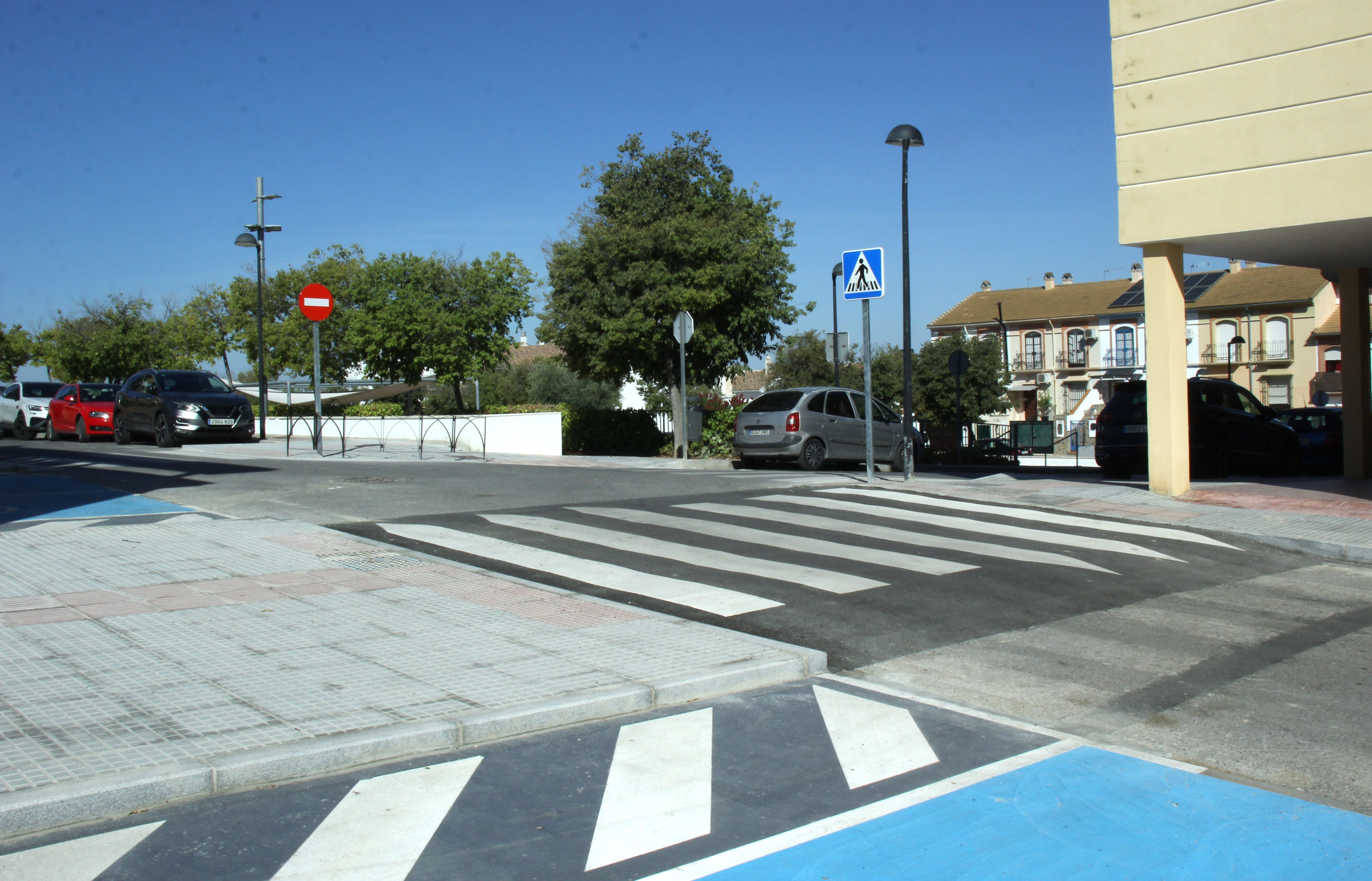 Obras de eliminación de barreras ejecutadas en la calle Guadix con calle Málaga