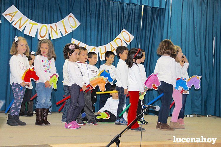 Galería: El colegio Antonio Machado inaugura su salón de usos múltiples con mucha poesía