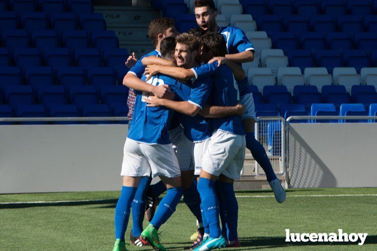  Un grupo de jugadores del Lucena se abrazan por el gol de Miki Ruiz. SERGIO RODRÍGUEZ 